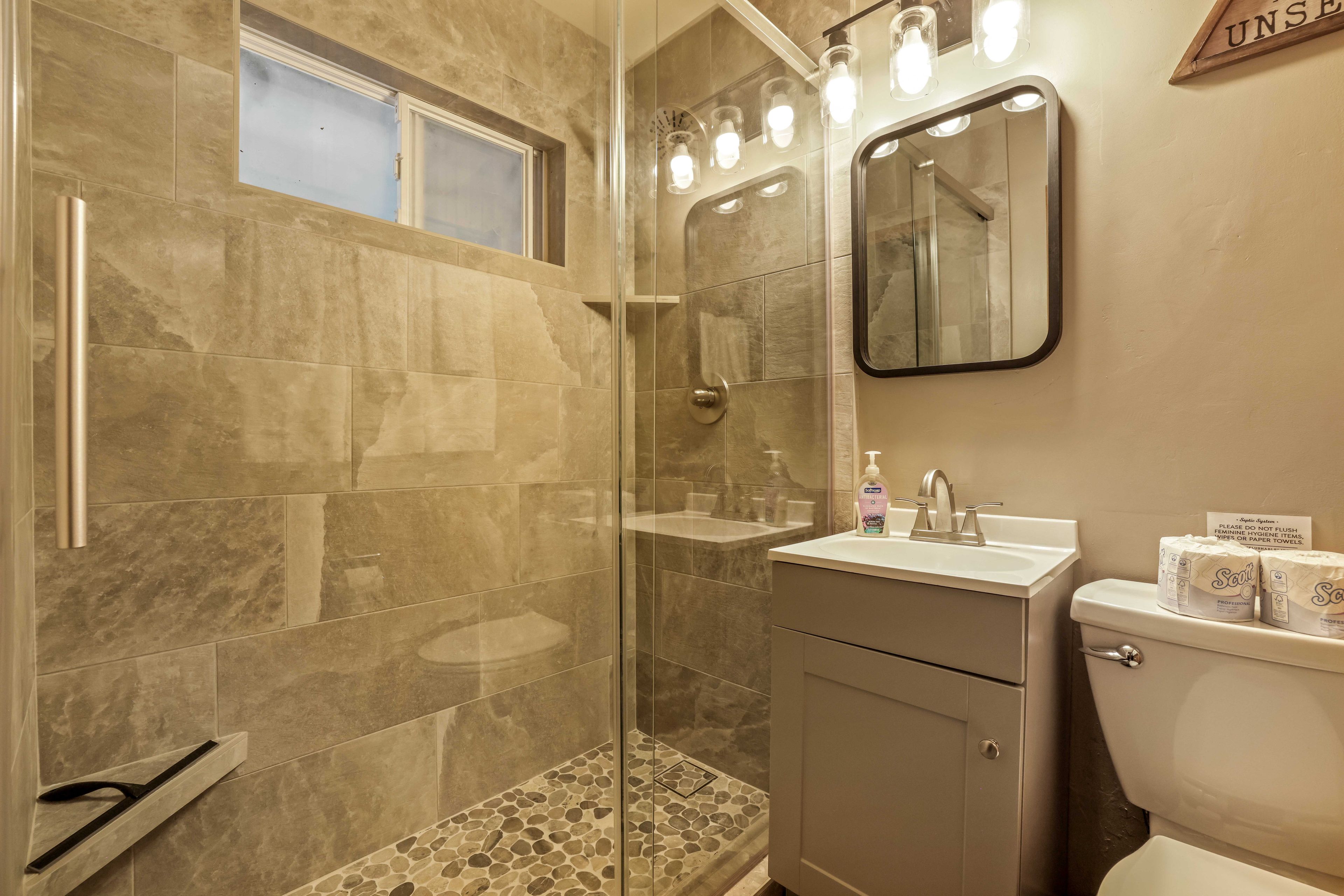 Full Bathroom | Towels Provided | Complimentary Toiletries | Main Level