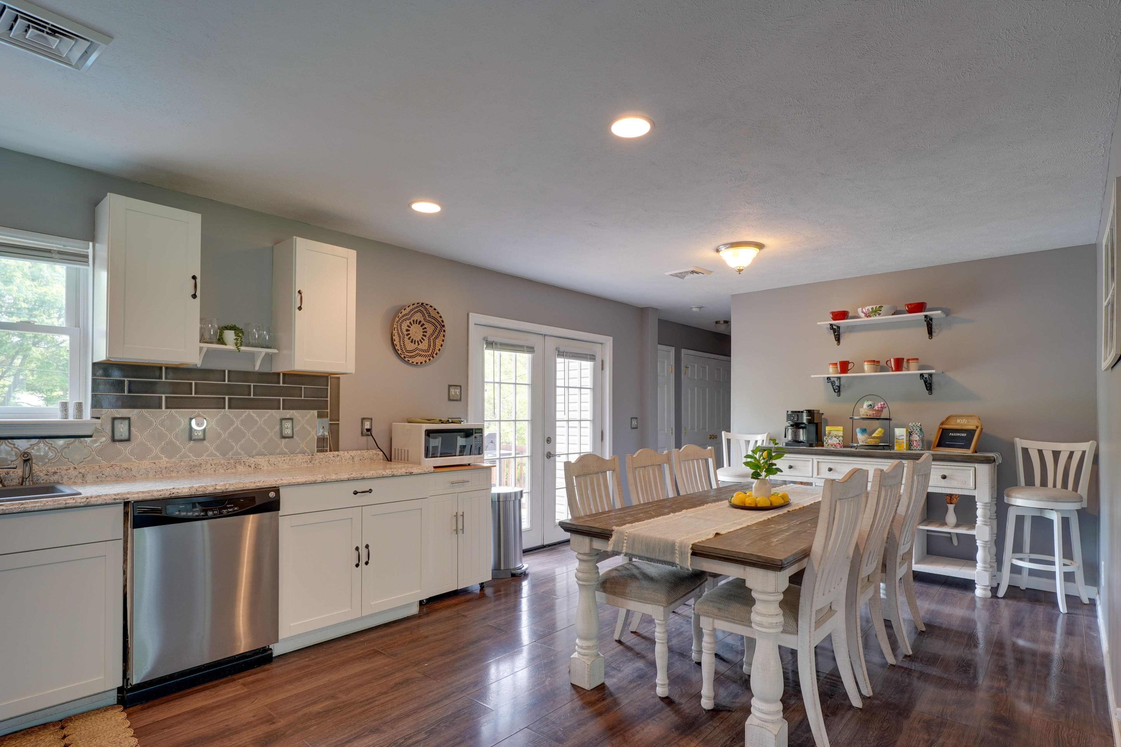 Dining Area | Dishware/Flatware Provided | 1st Floor