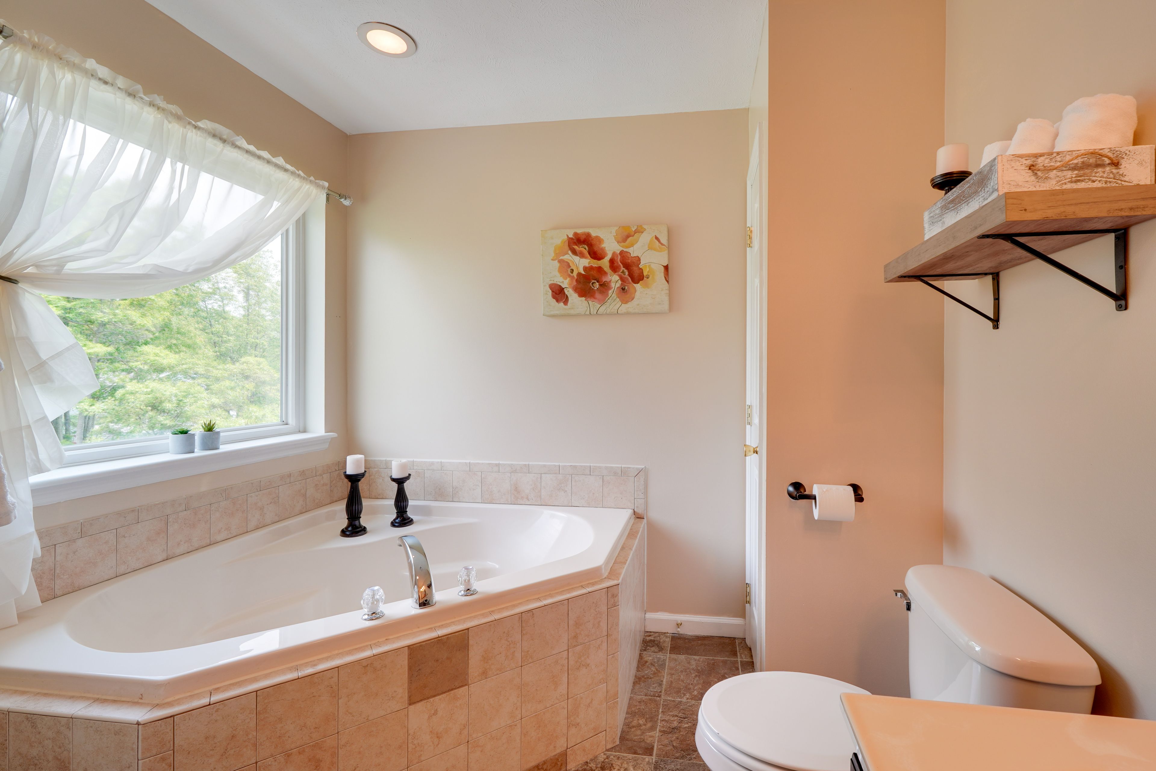 En-Suite Bathroom | Shower | Complimentary Toiletries | 2nd Floor