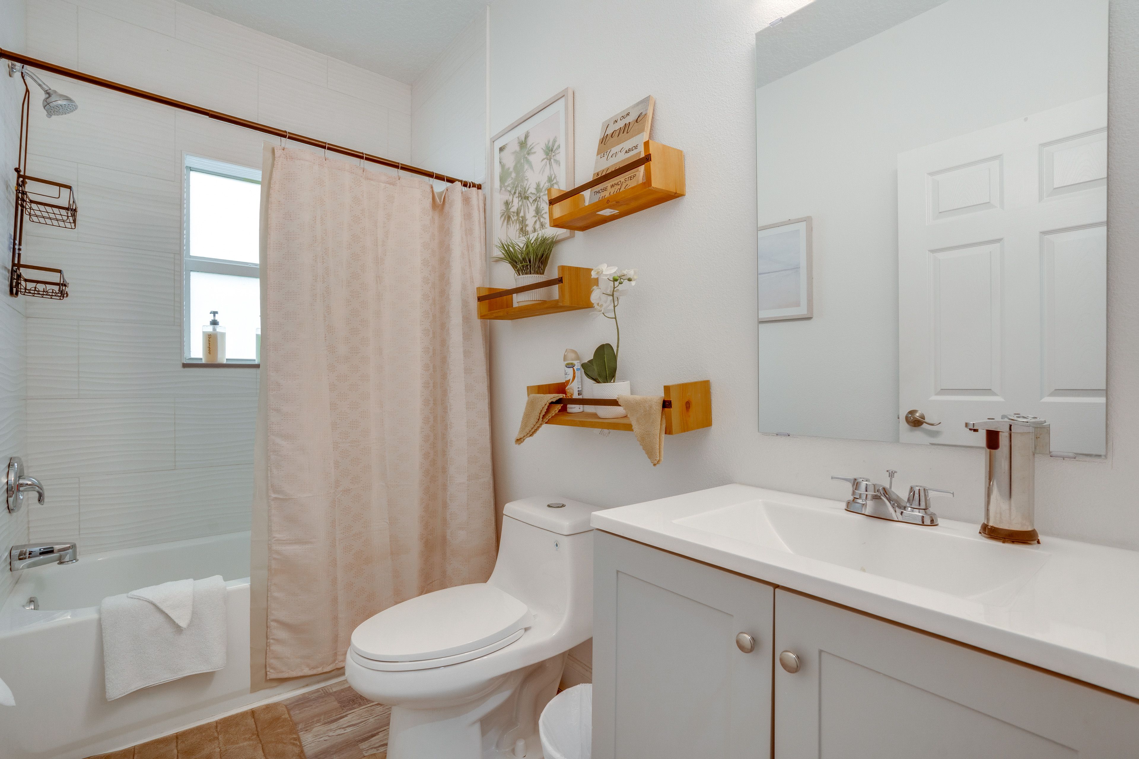 Full Bathroom | Complimentary Toiletries | Hair Dryer