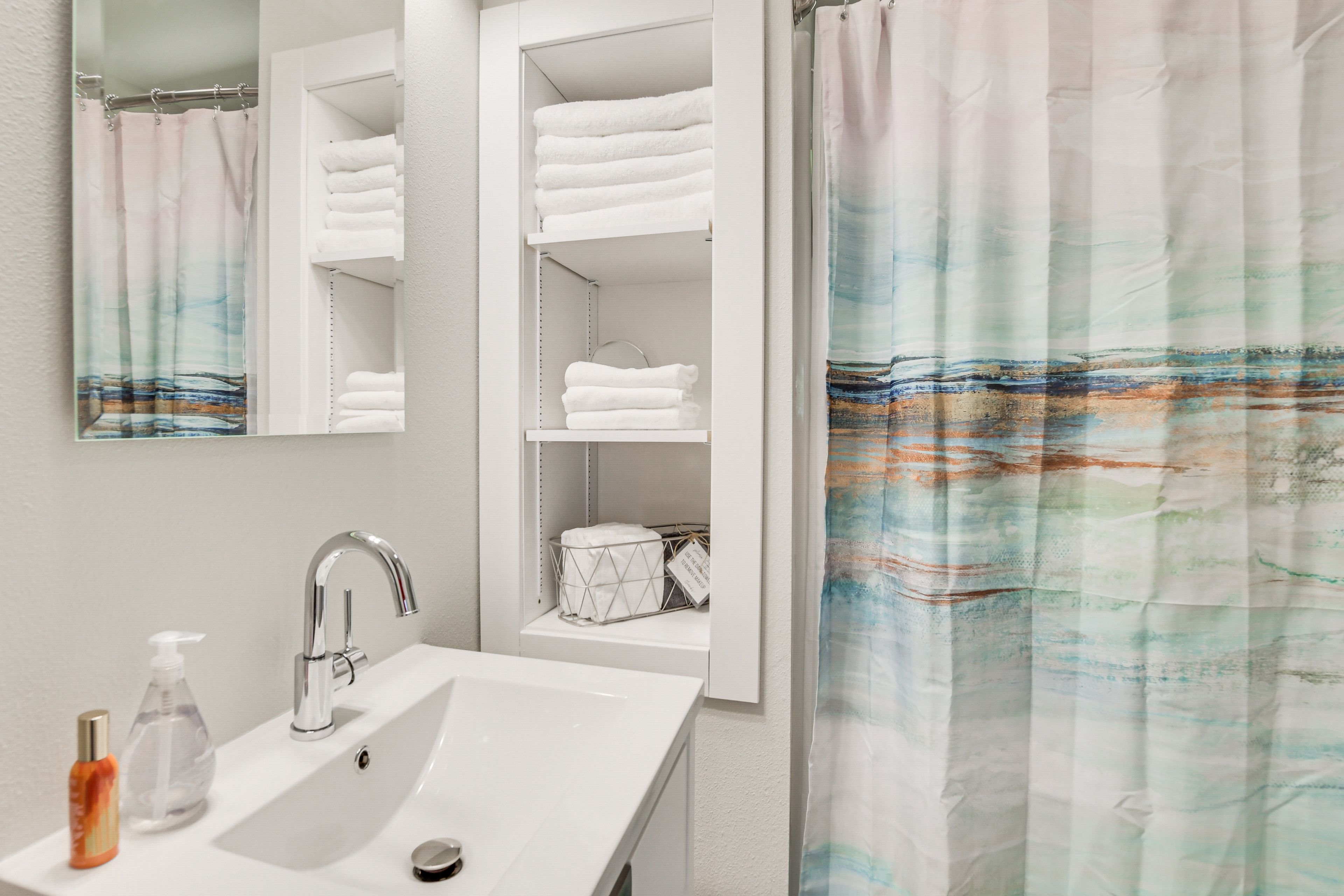 Full Bathroom | Main Level | Towels Provided | Complimentary Toiletries