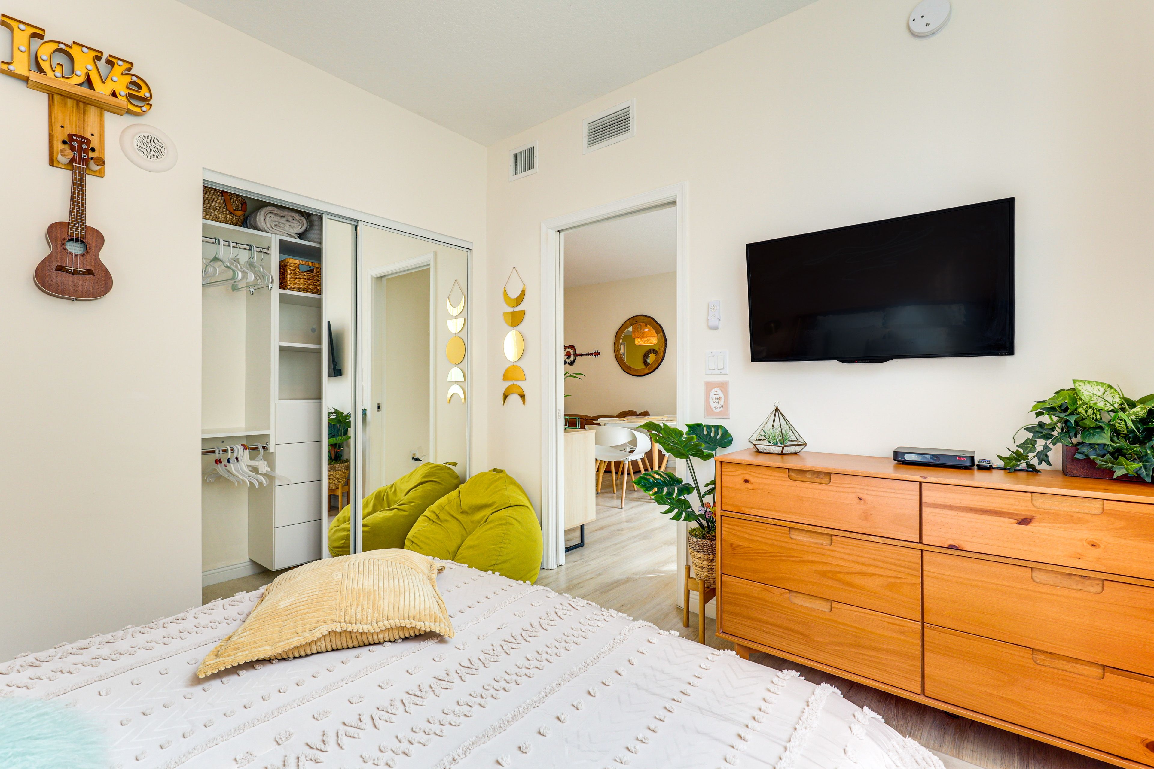 Bedroom | Queen Bed | Smart TV