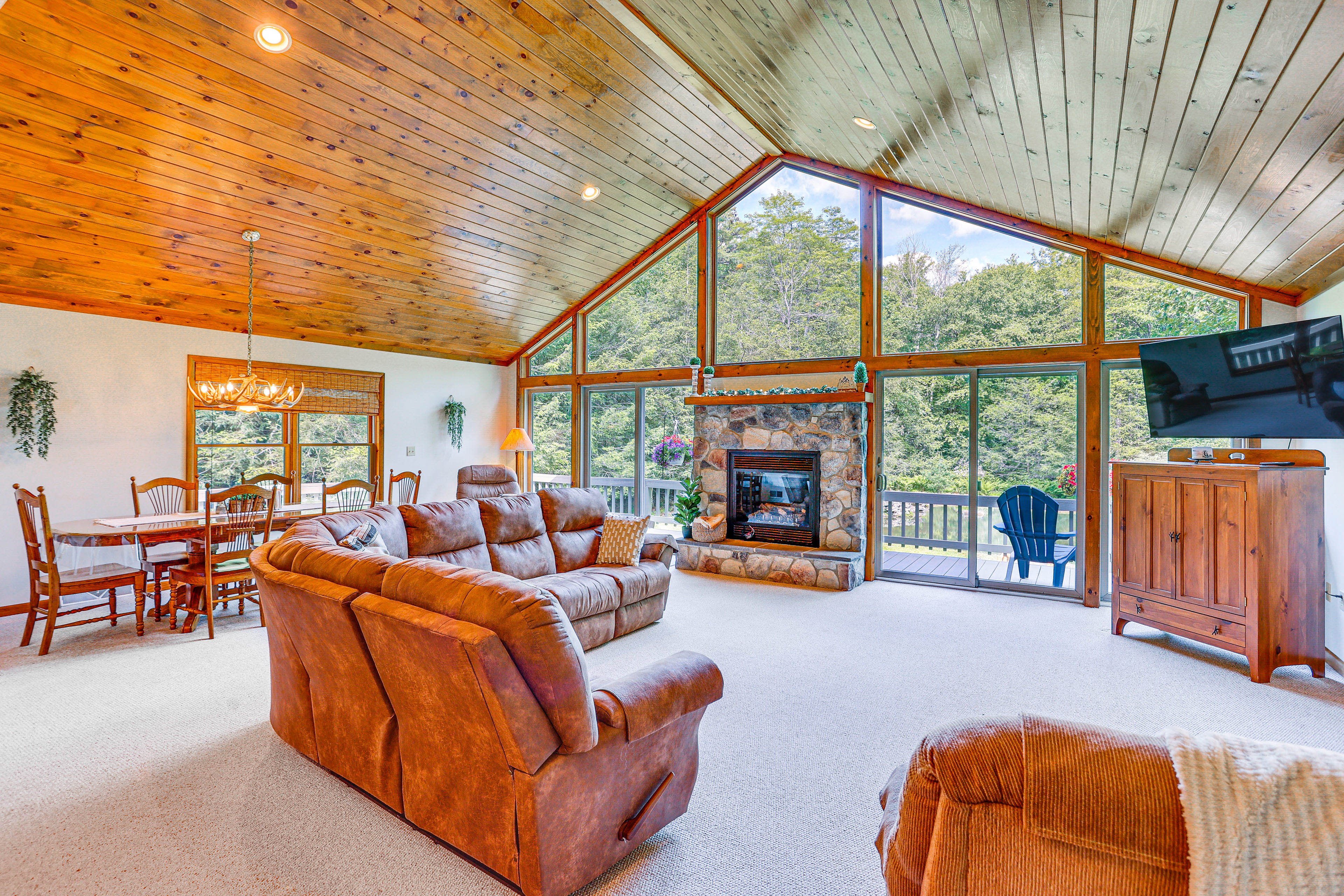Living Room | Smart TV | WiFi | Gas Fireplace