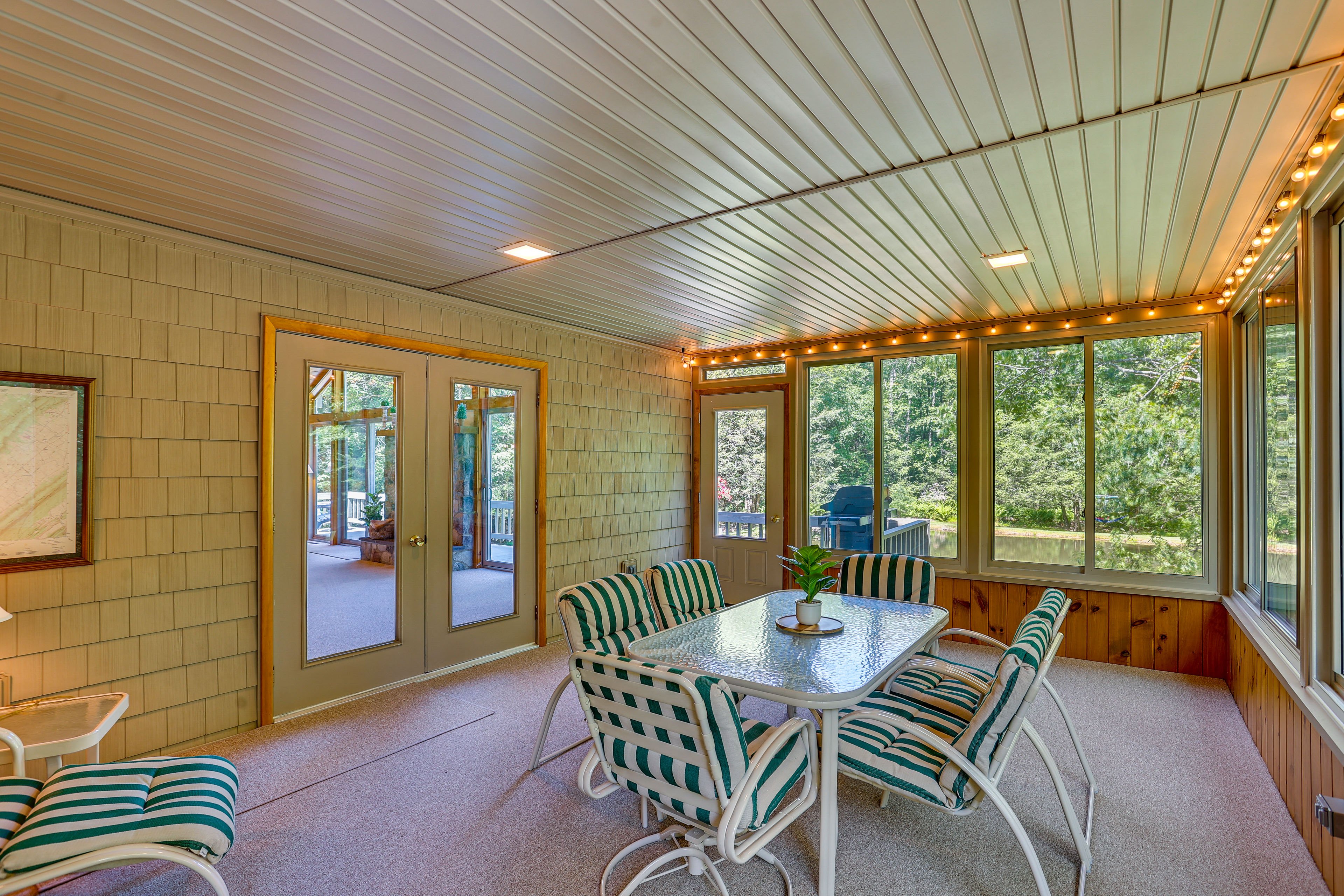Screened-In Porch | Outdoor Dining Set