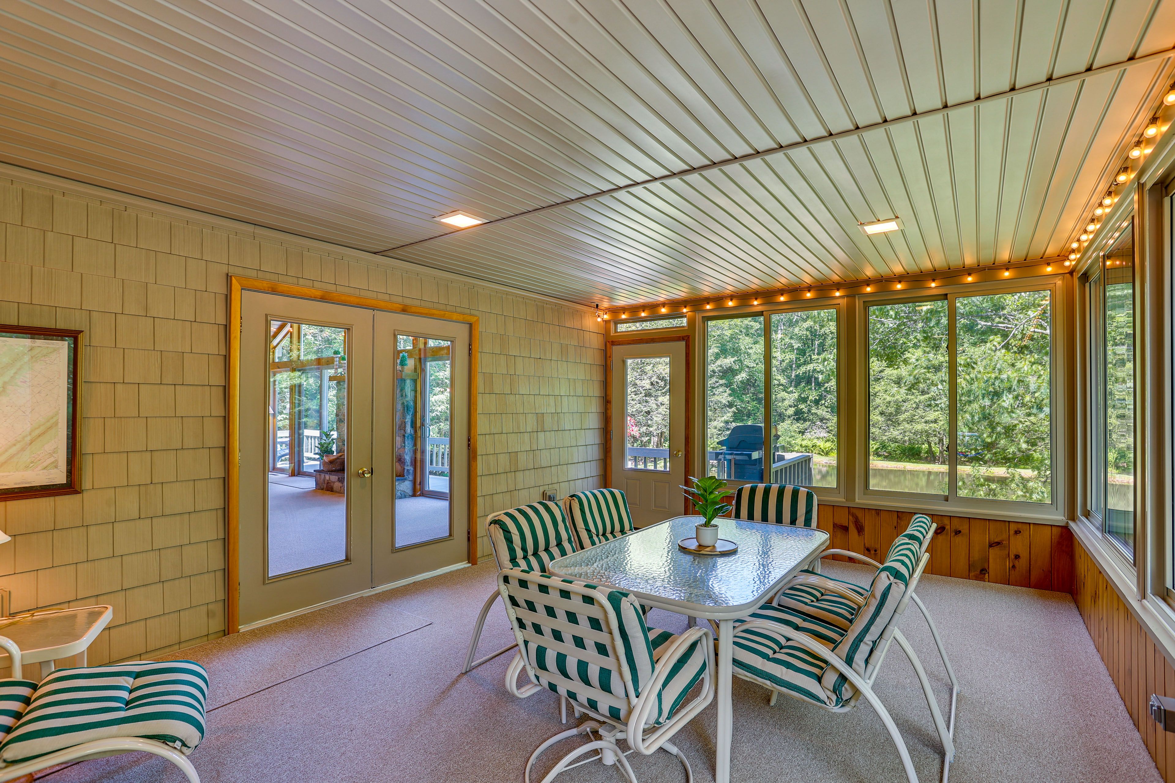 Screened-In Porch | Outdoor Dining Set