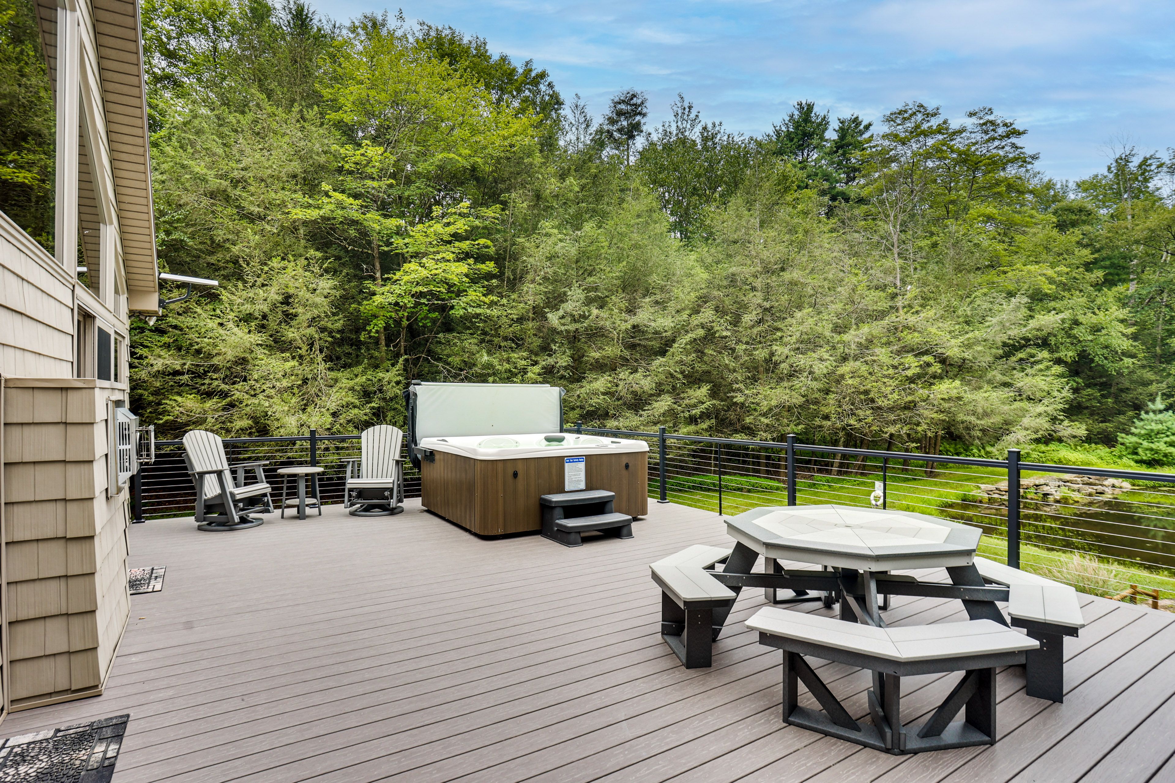 Deck | Gas Grill (Propane Provided)