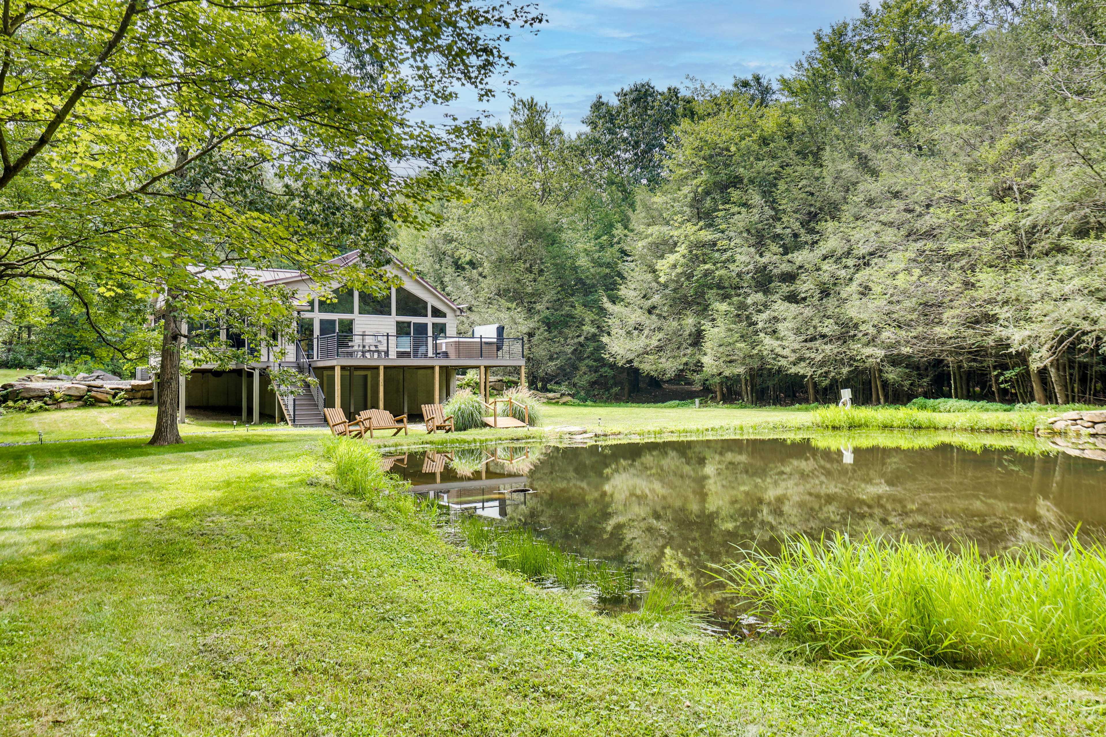 Fishing Pond On-Site | Backyard | Fire Pit (Wood Provided) | Deck | Step-Free