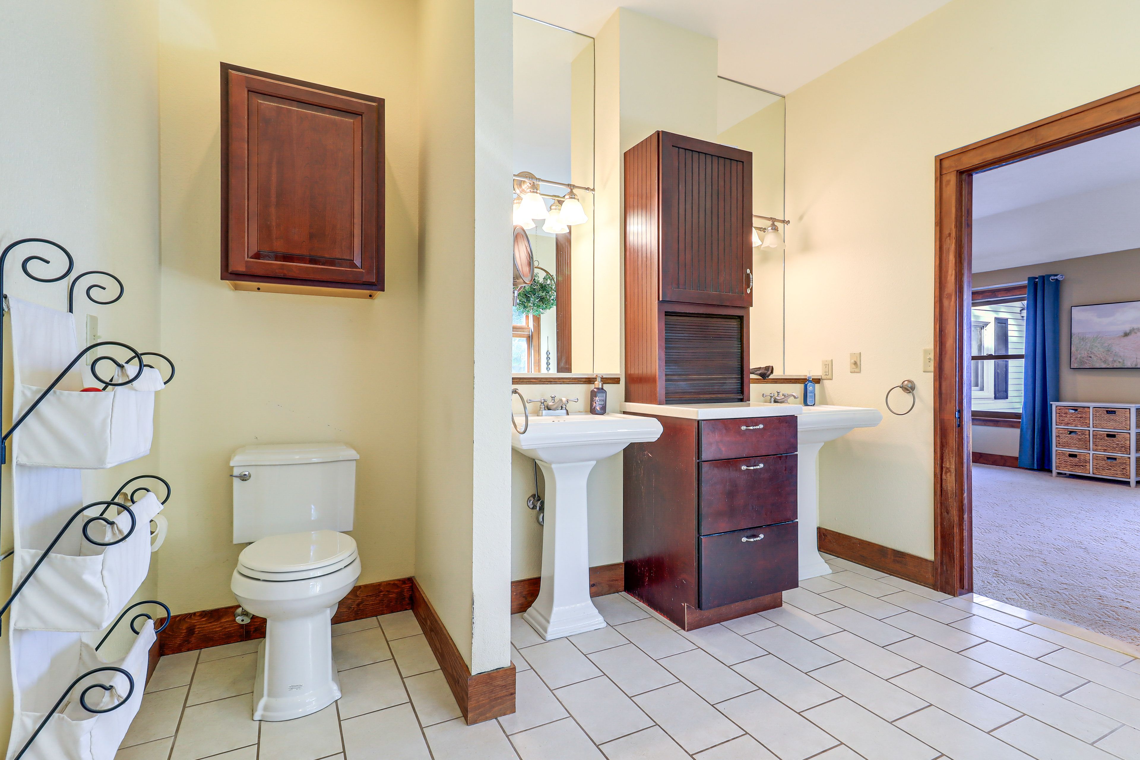 Full Bathroom | 2nd Floor | Jetted Tub | Walk-In Shower