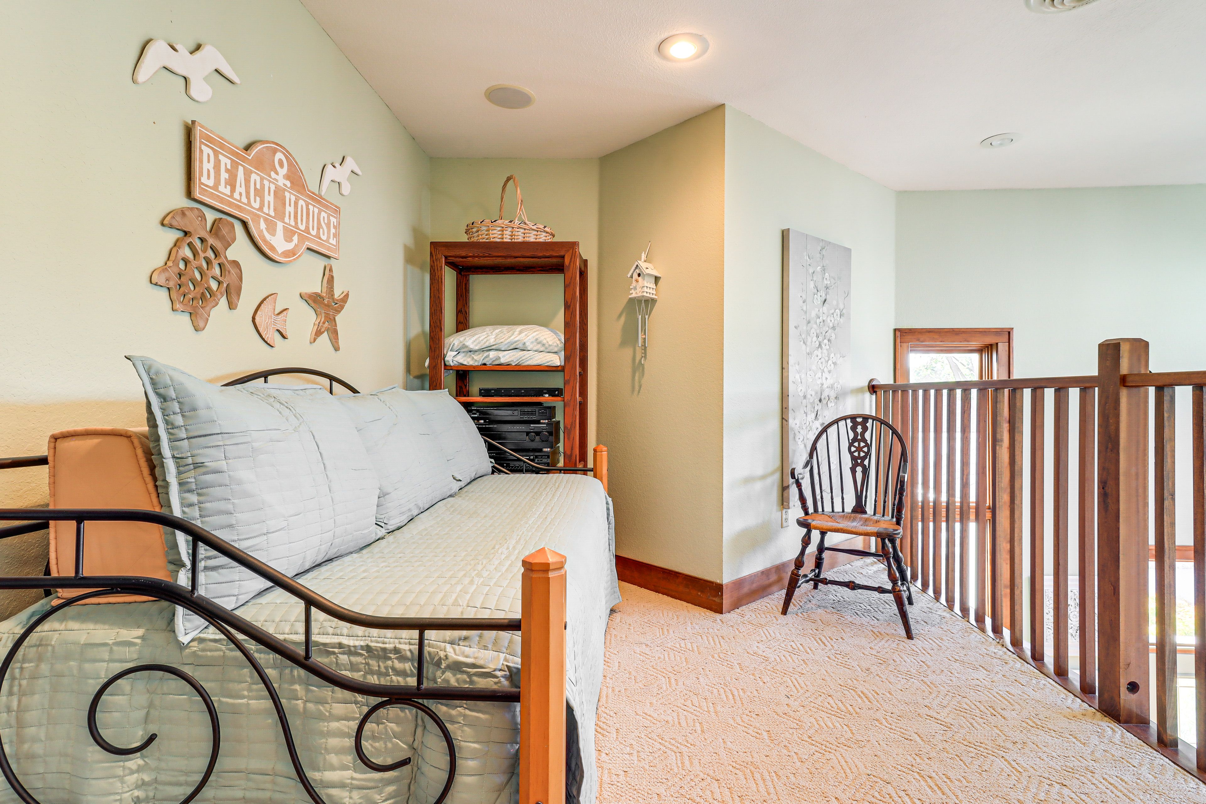 Upper-Level Landing | Twin Daybed w/ Twin Trundle