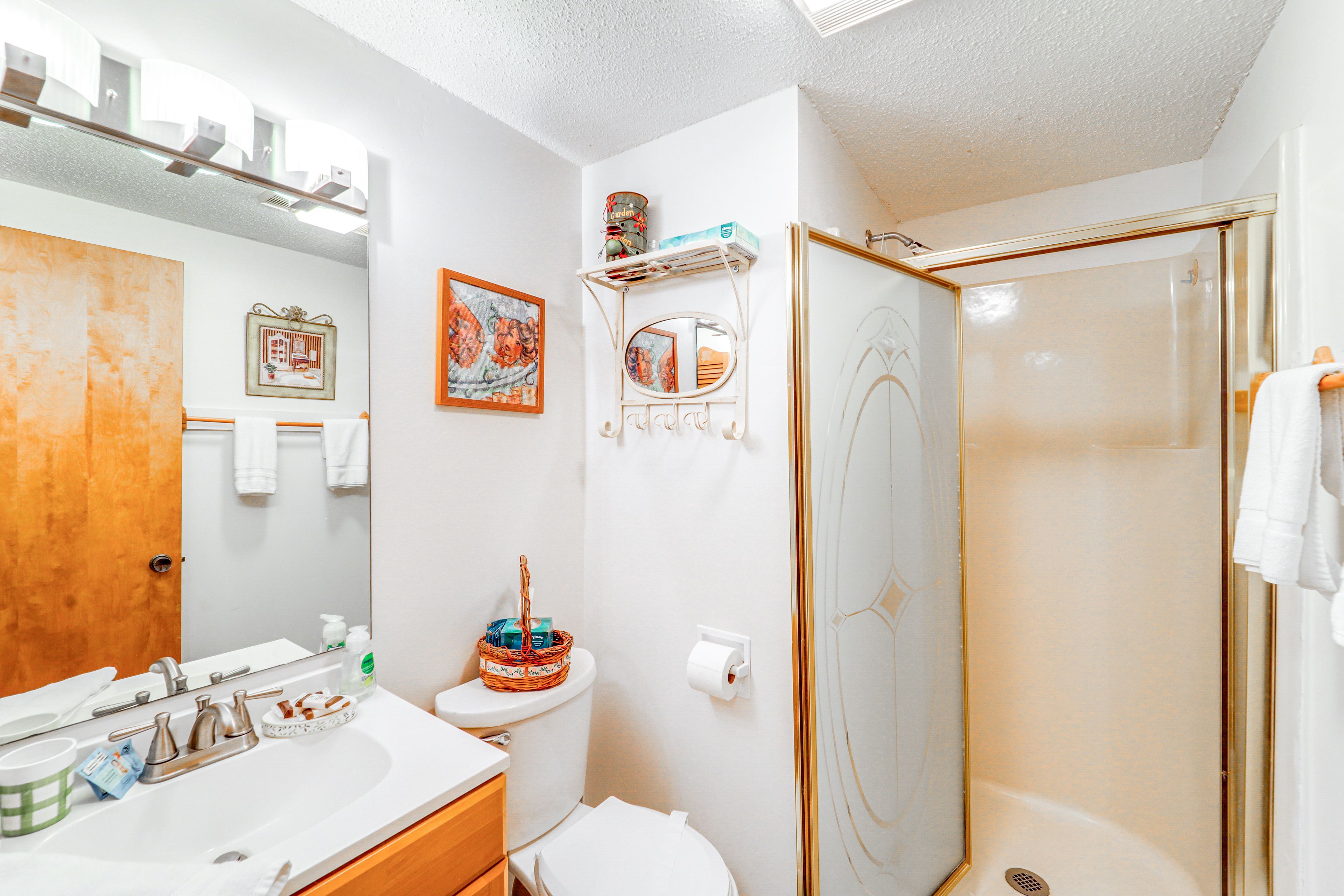 Full Bathroom | Towels Provided