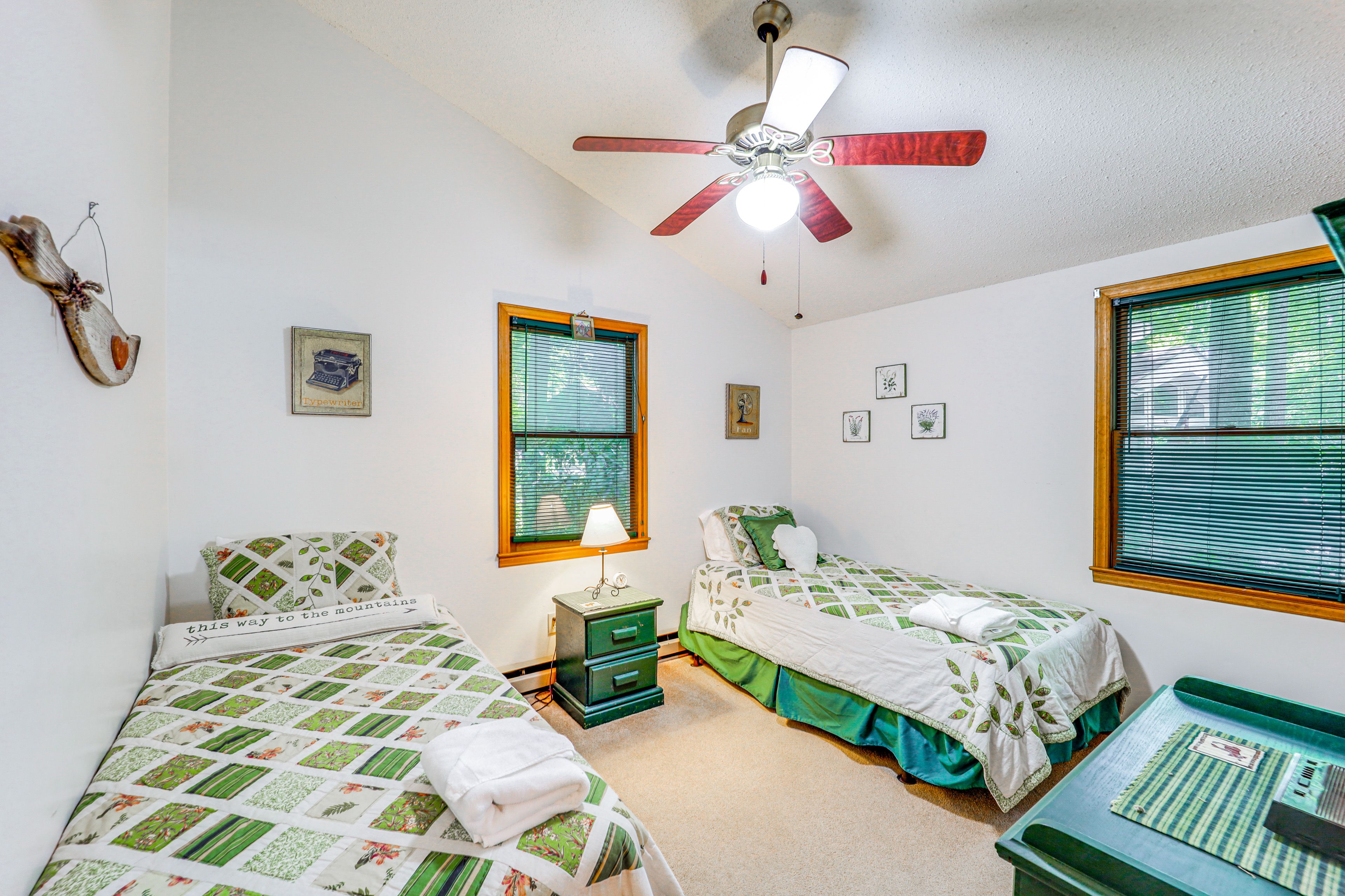 Bedroom 2 | 2 Twin Beds
