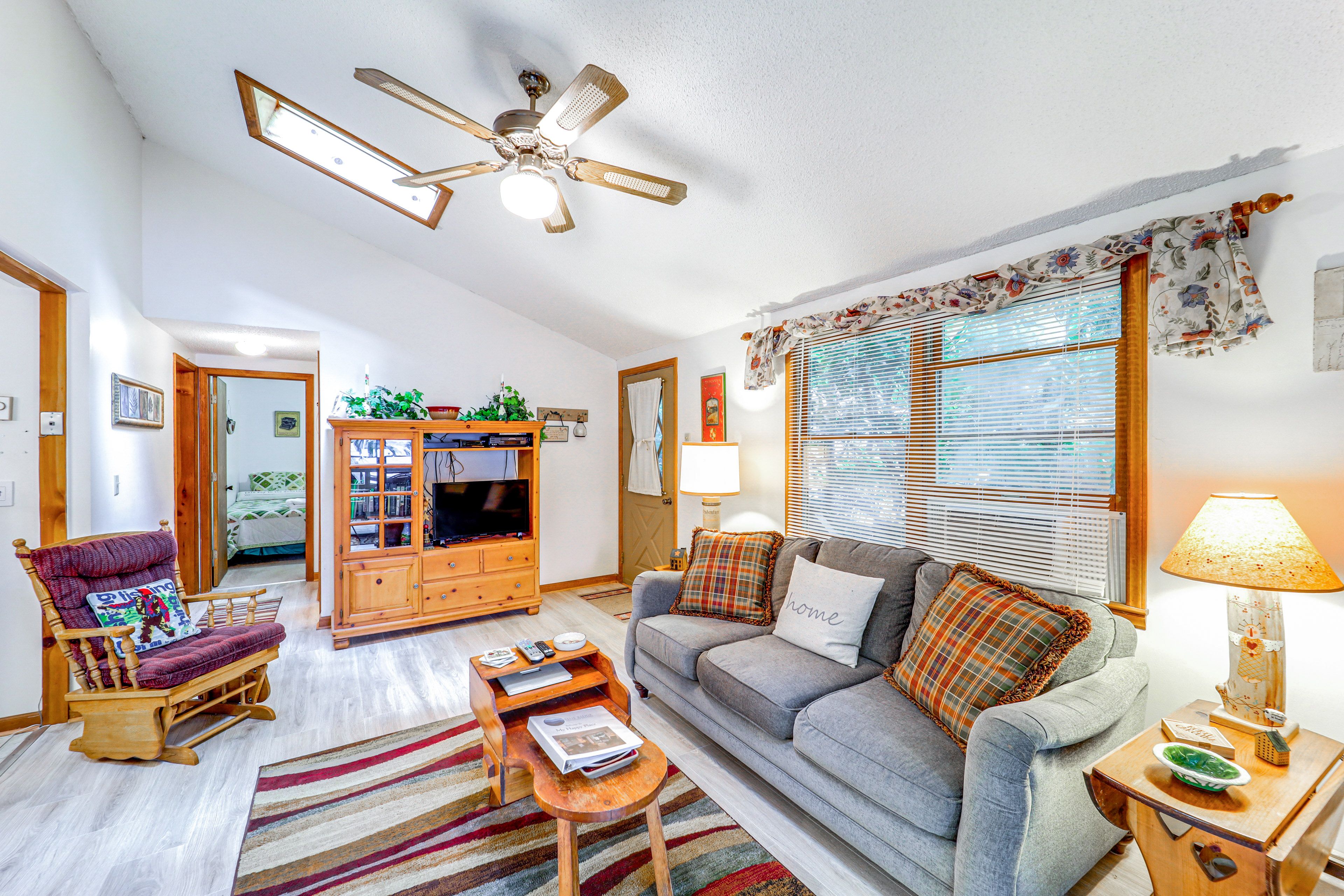 Living Room | Smart TV | Free WiFi | Single-Story Home