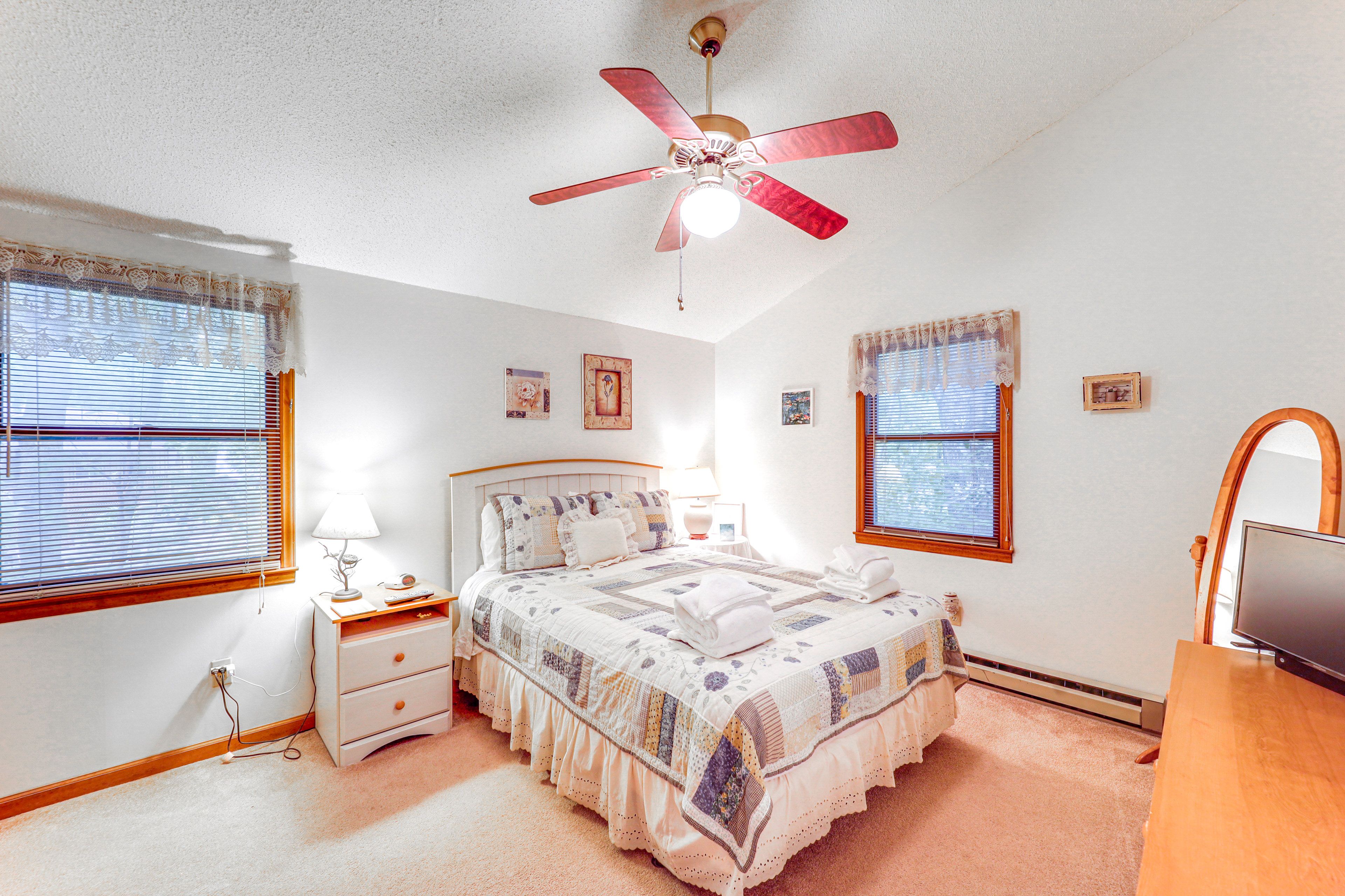 Bedroom 1 | Queen Bed