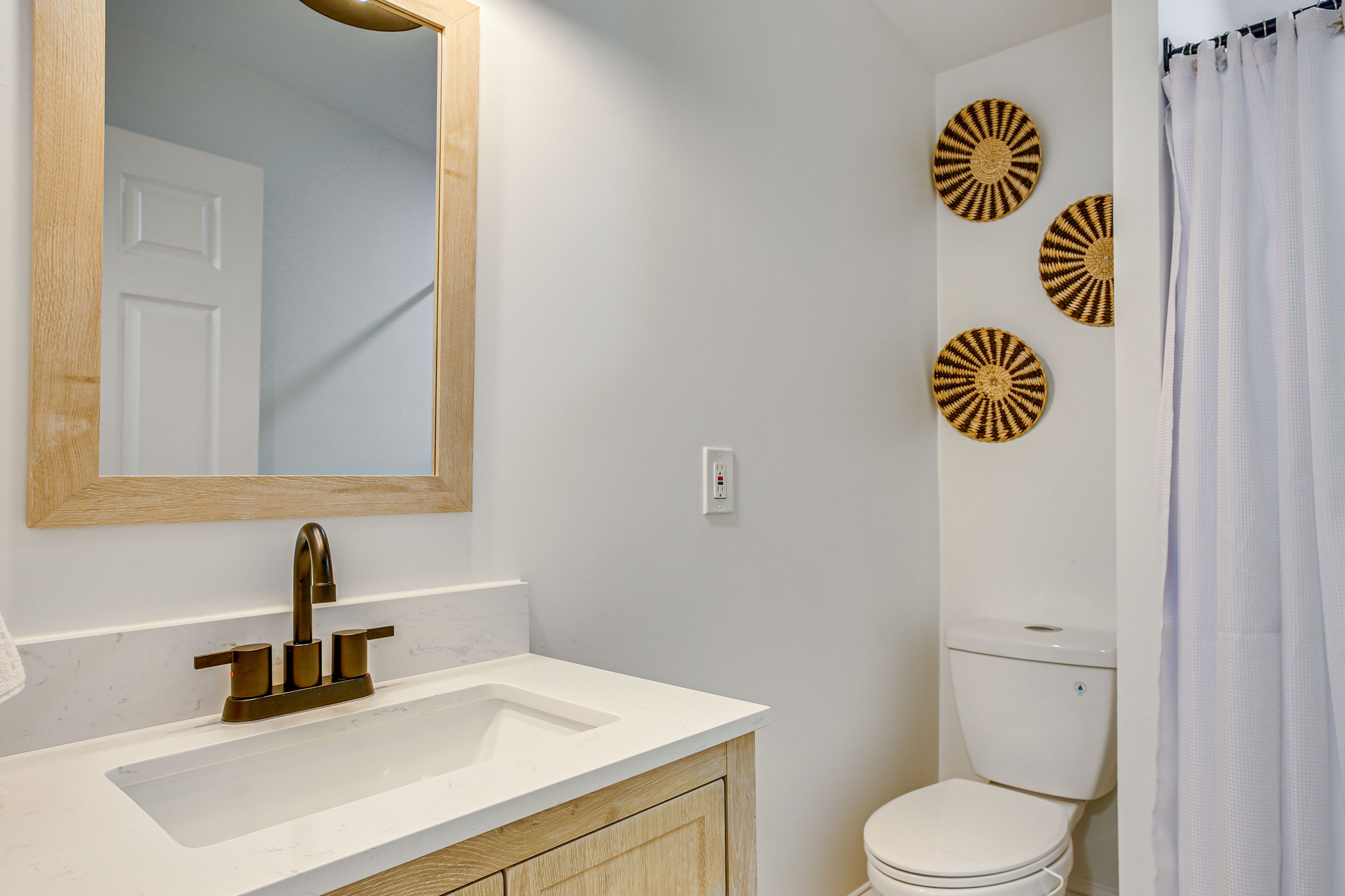 Full Bathroom | Towels Provided | Complimentary Toiletries