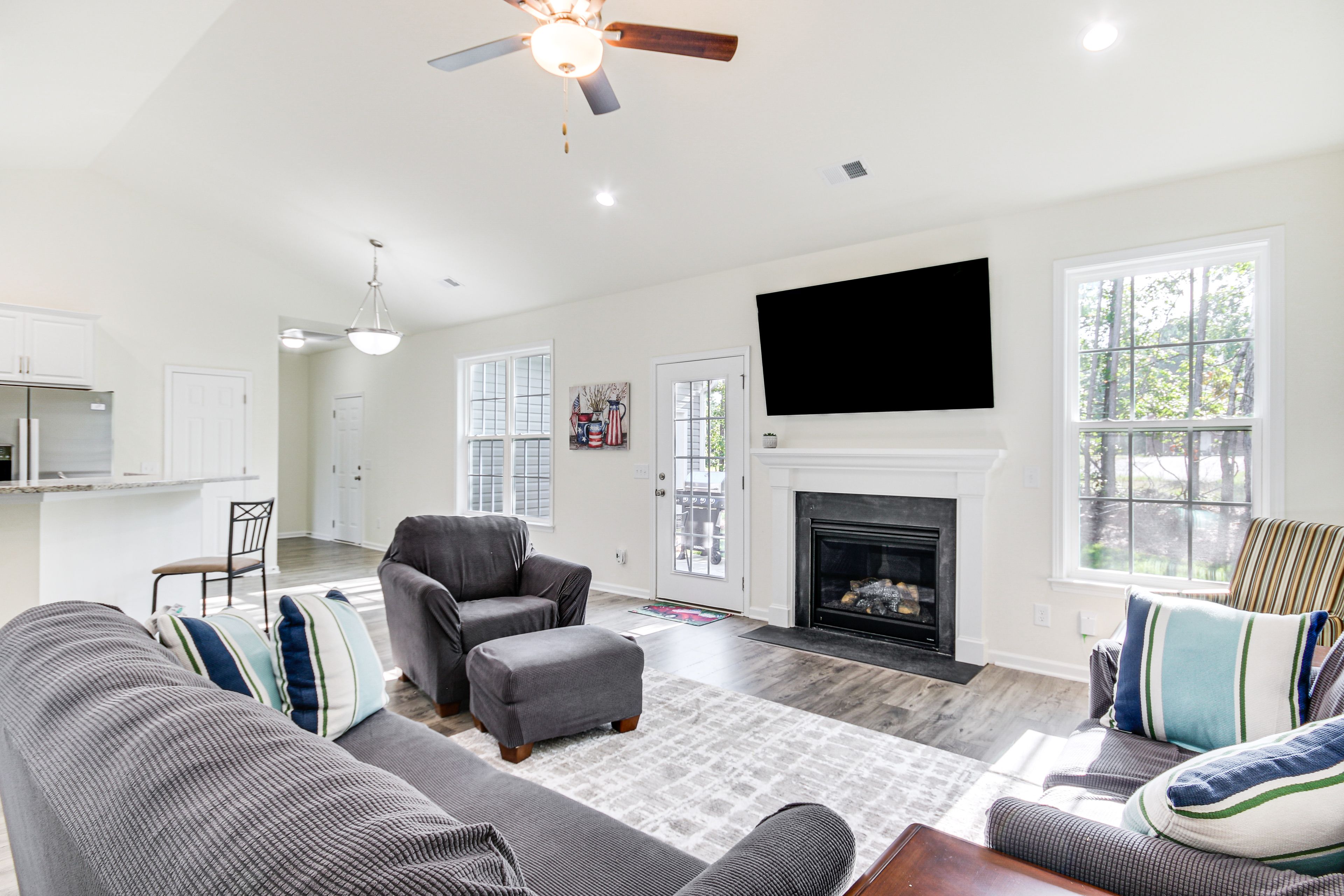 Living Room | Gas Fireplace | Smart TV | Free WiFi