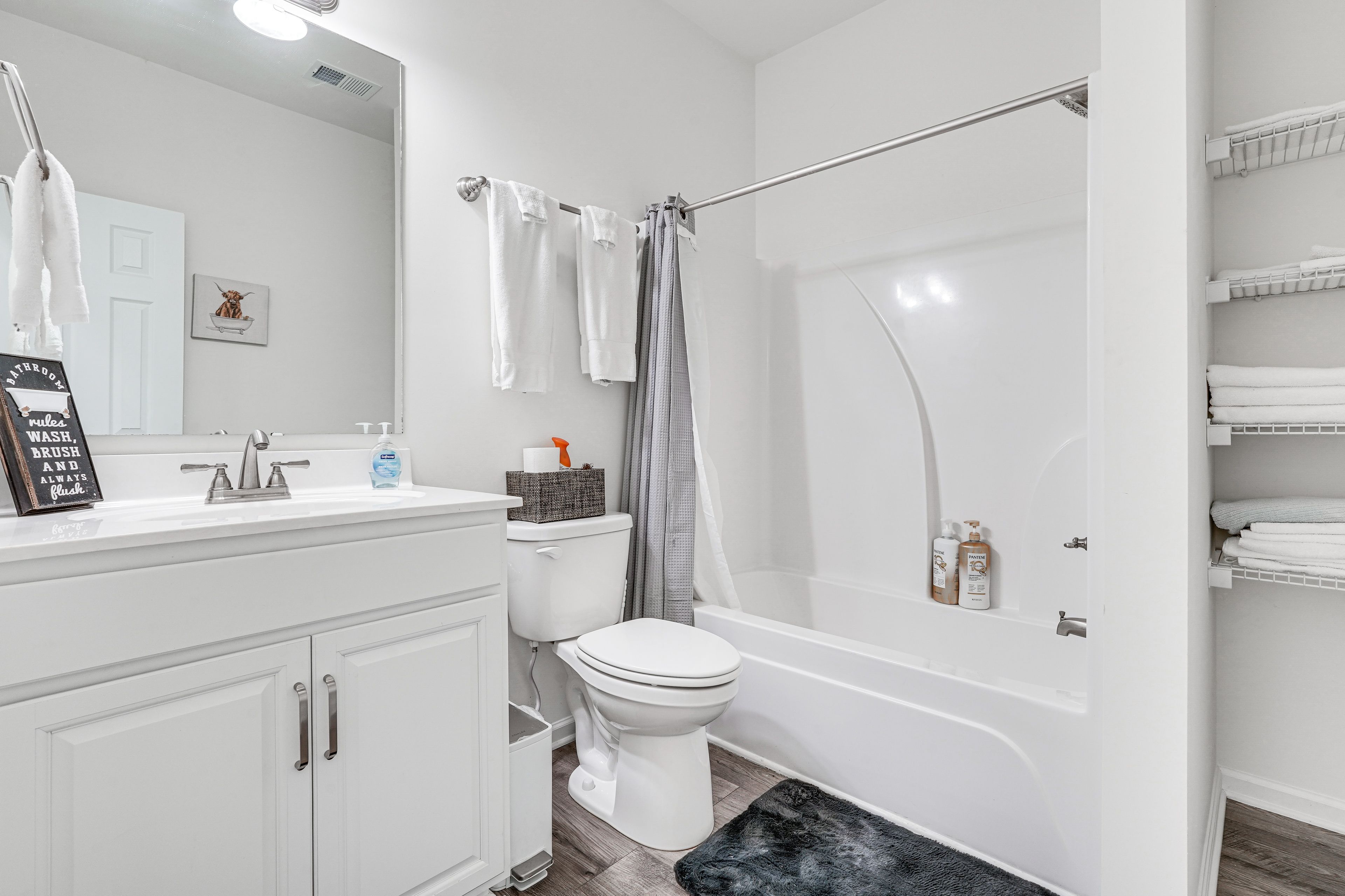 Full Bathroom | Complimentary Toiletries