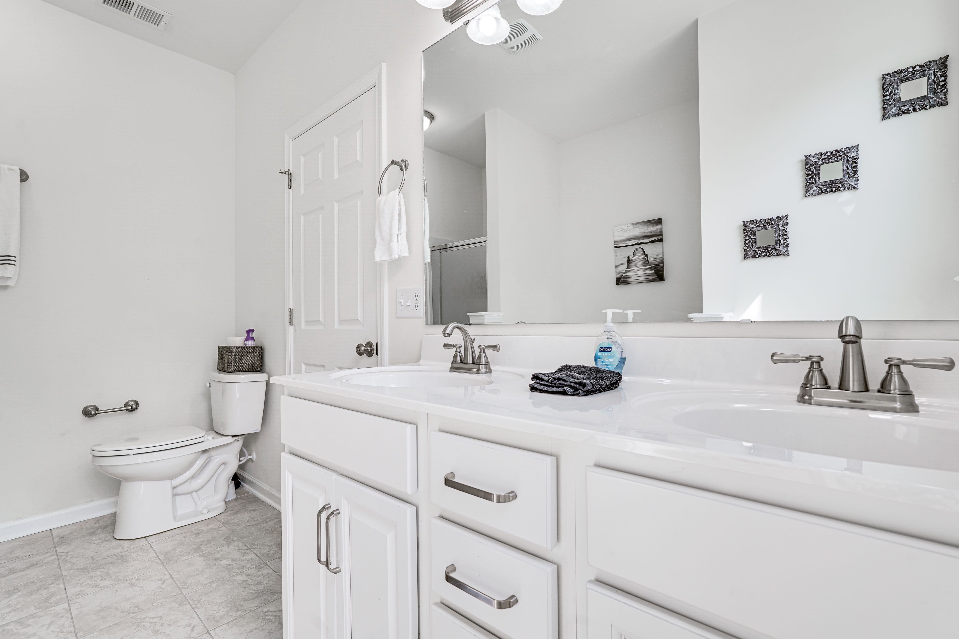 En-Suite Bathroom | Towels & Linens Provided