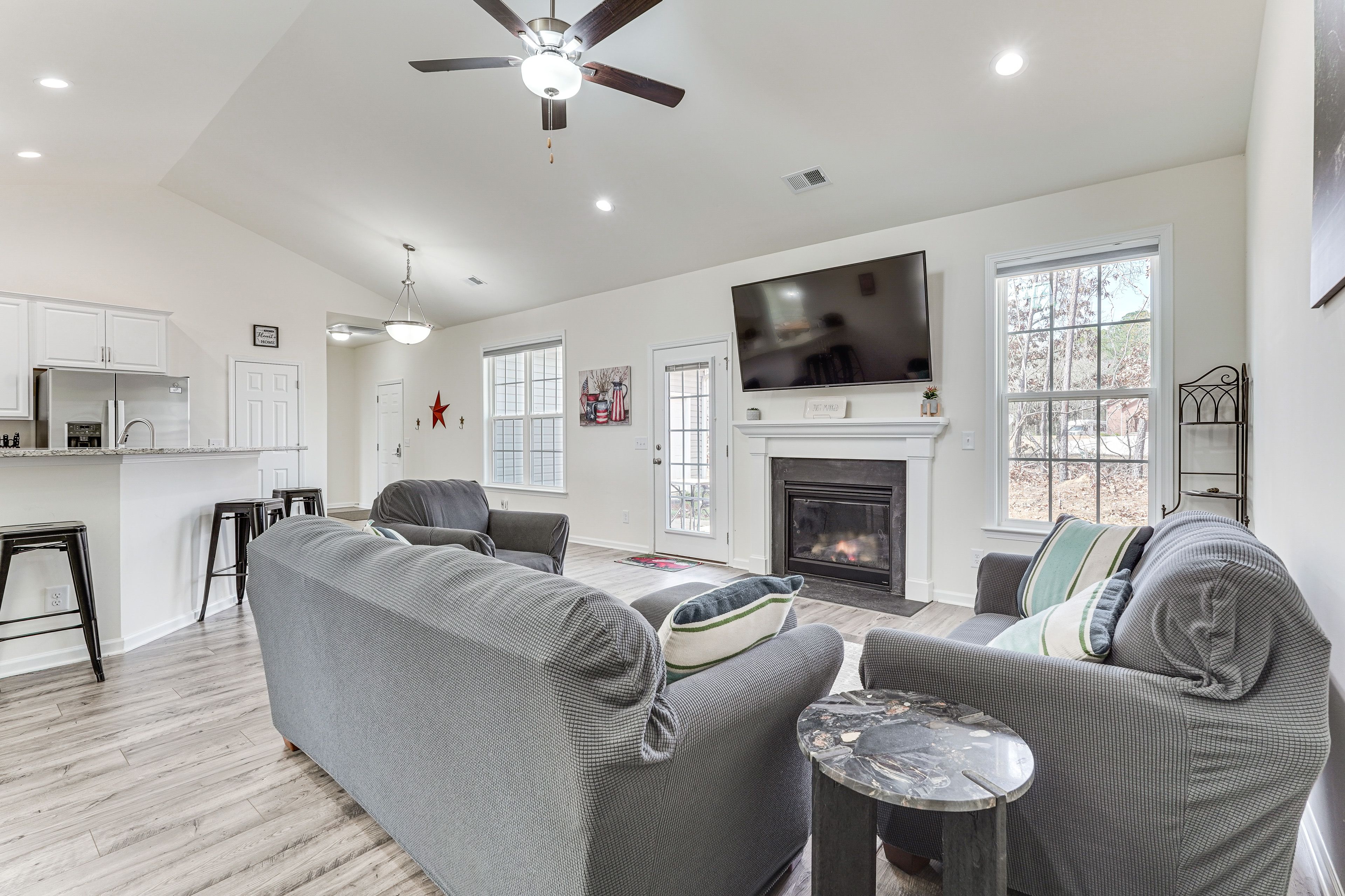 Living Room | Gas Fireplace | Smart TV | Free WiFi