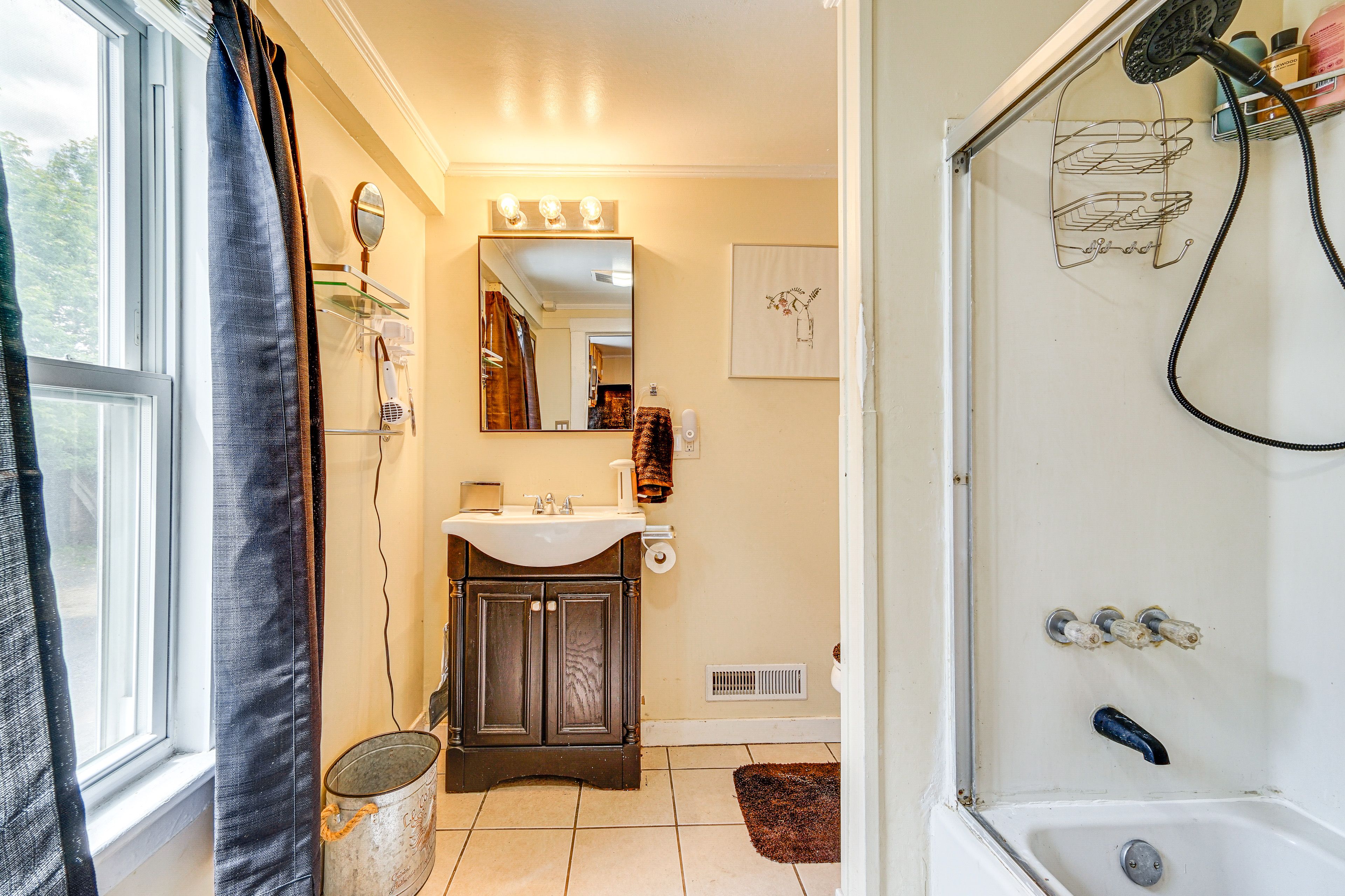 Full Bathroom | Towels Provided | Complimentary Toiletries