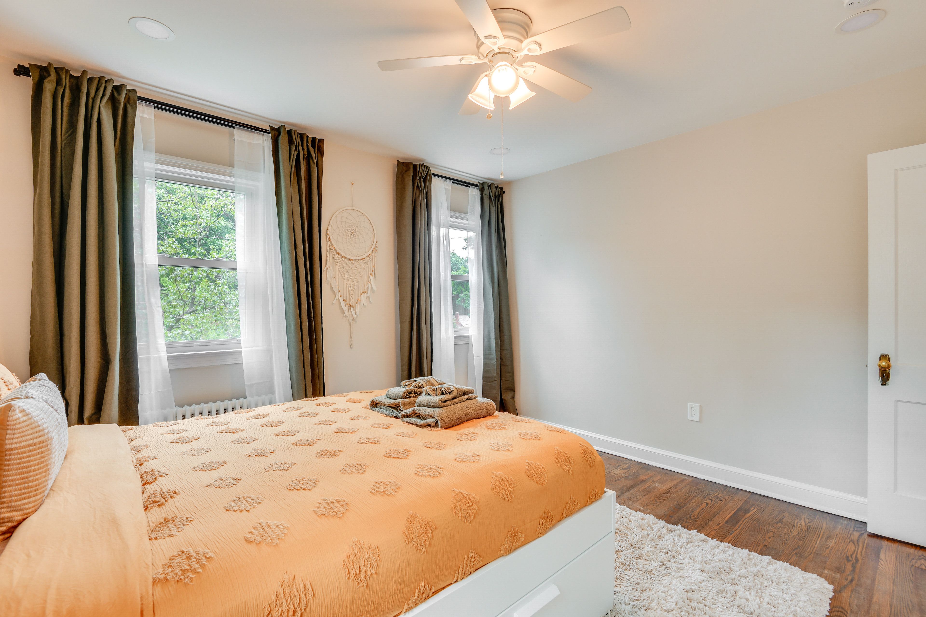 Bedroom 1 | Queen Bed | Linens Provided