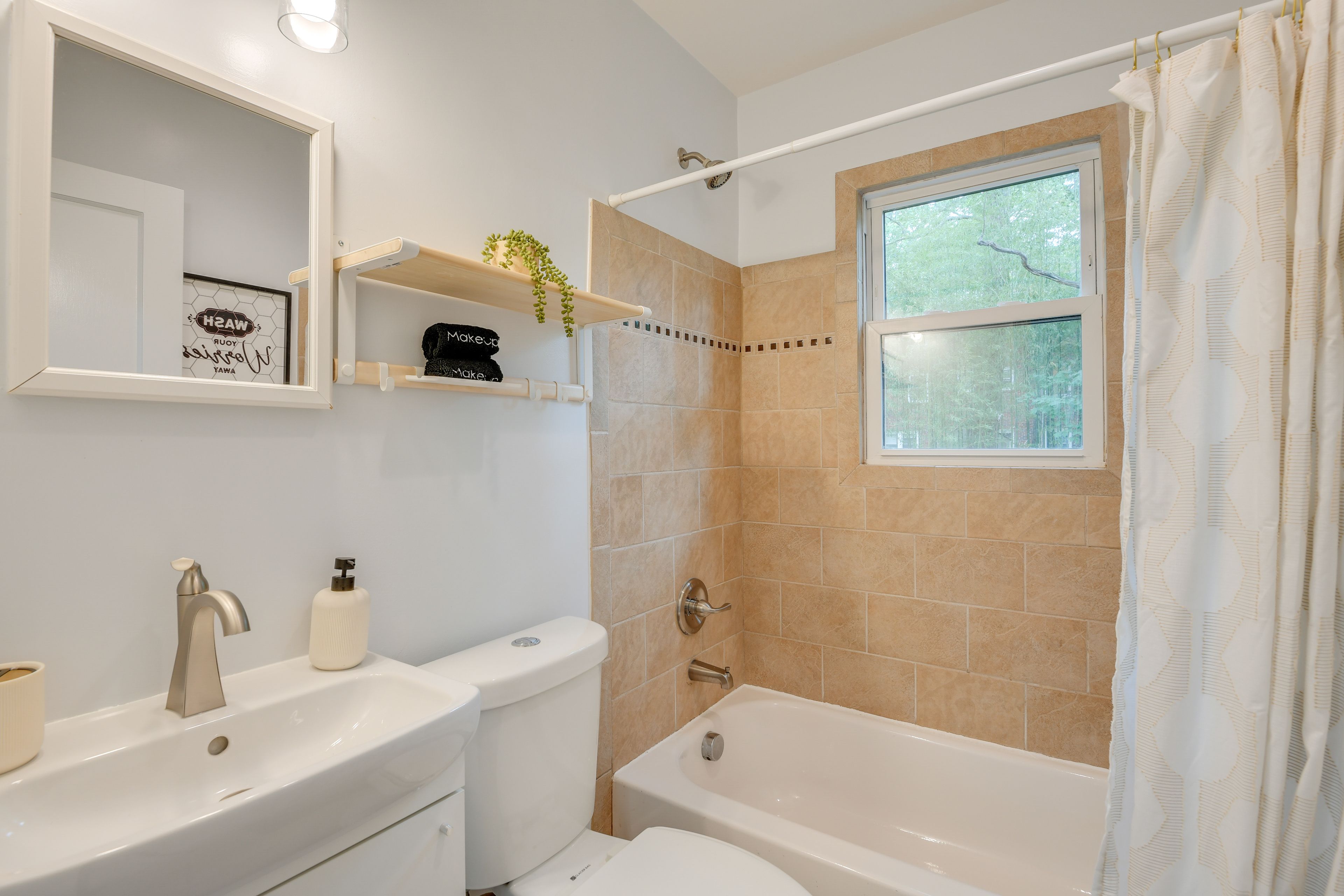 Full Bathroom | Towels Provided | Complimentary Toiletries | Hair Dryer