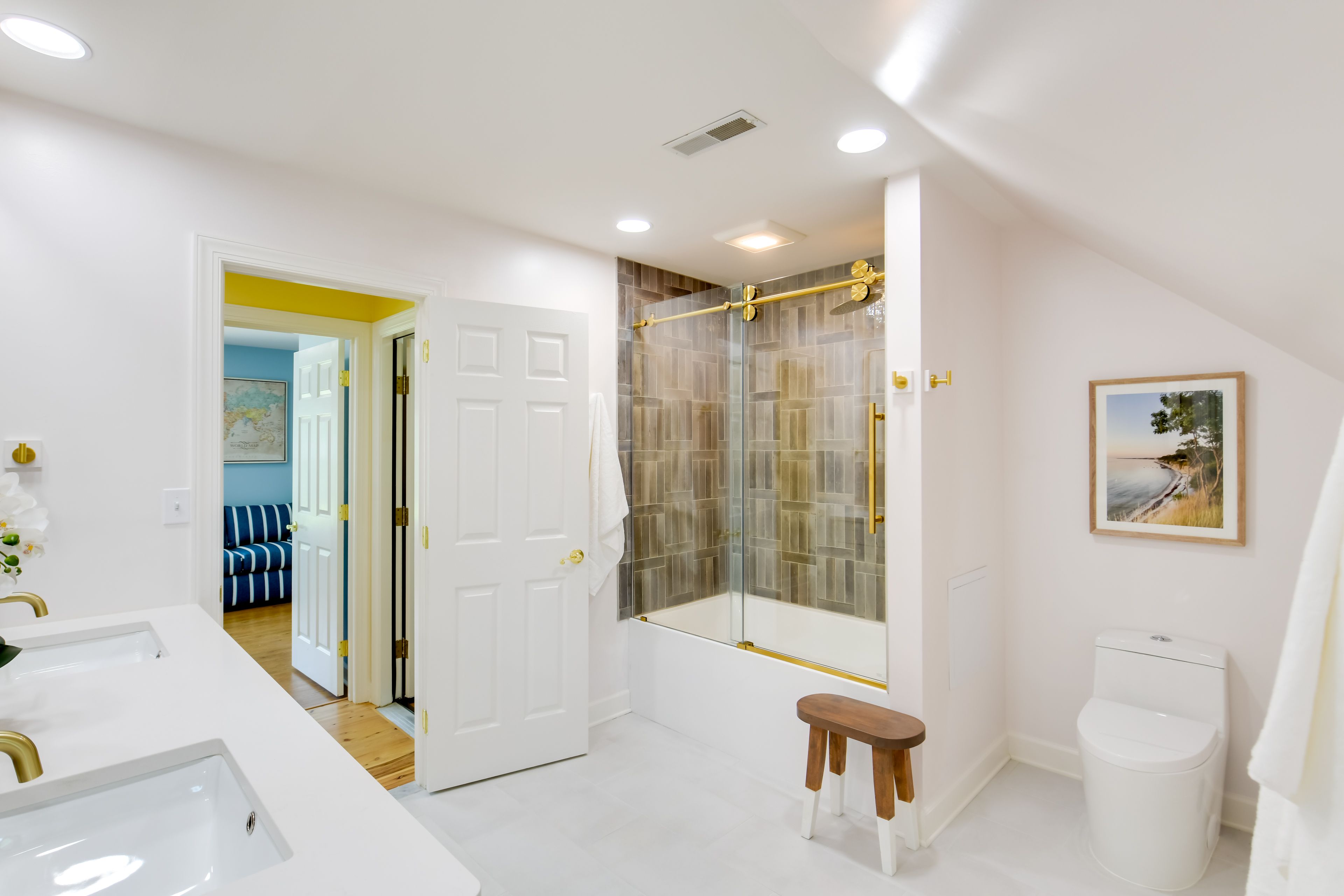 Bathroom | 2nd Floor