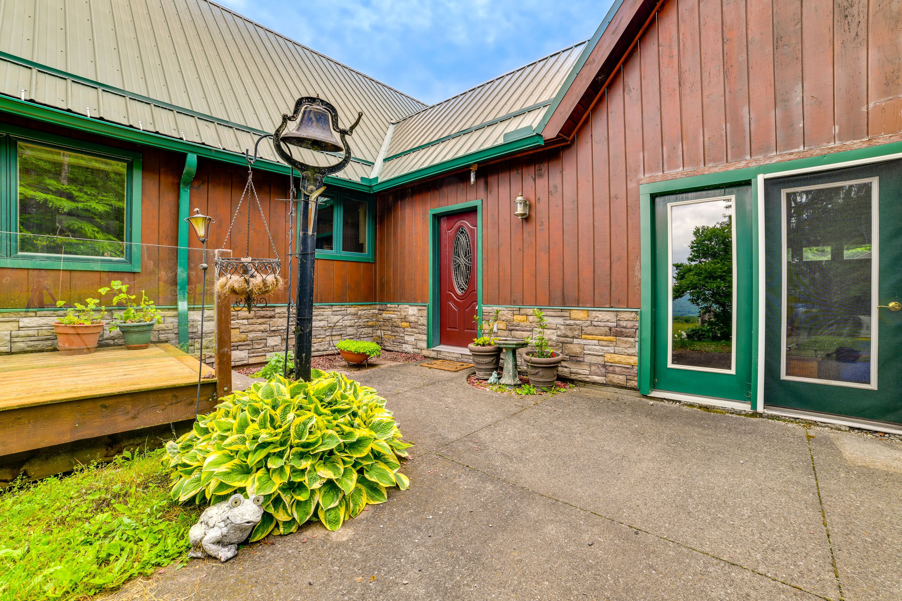Cabin Entry | 1 Exterior Step to Enter