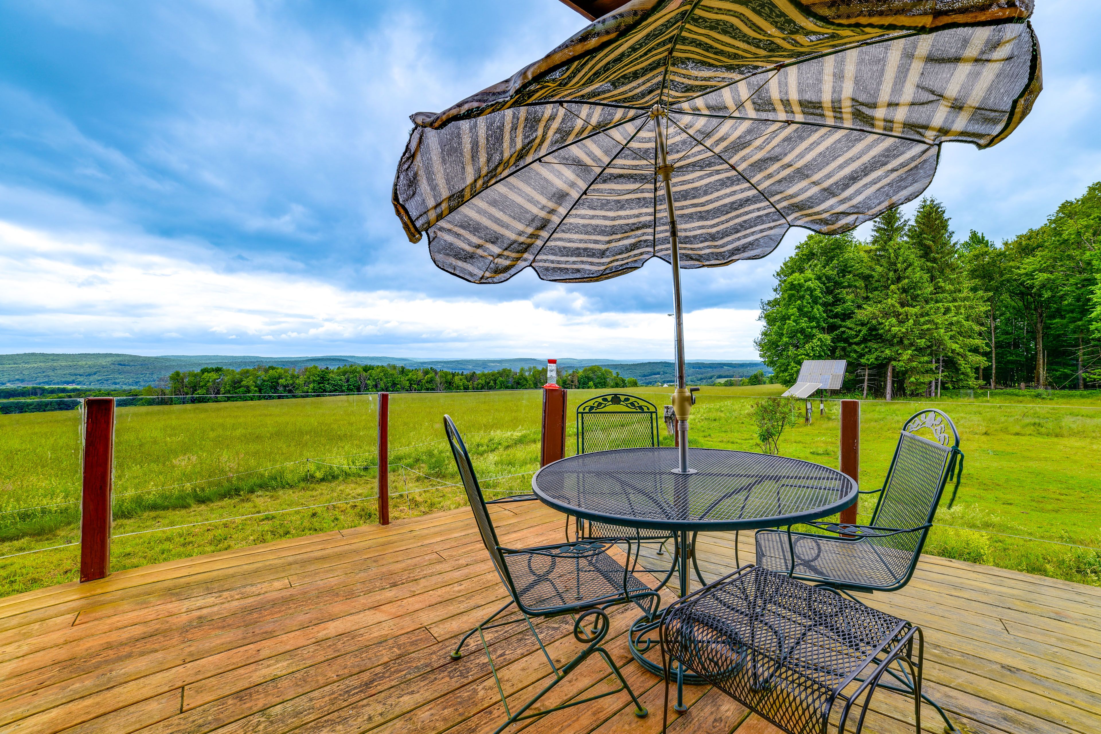 Wraparound Deck | Dining Set | Gas Grill