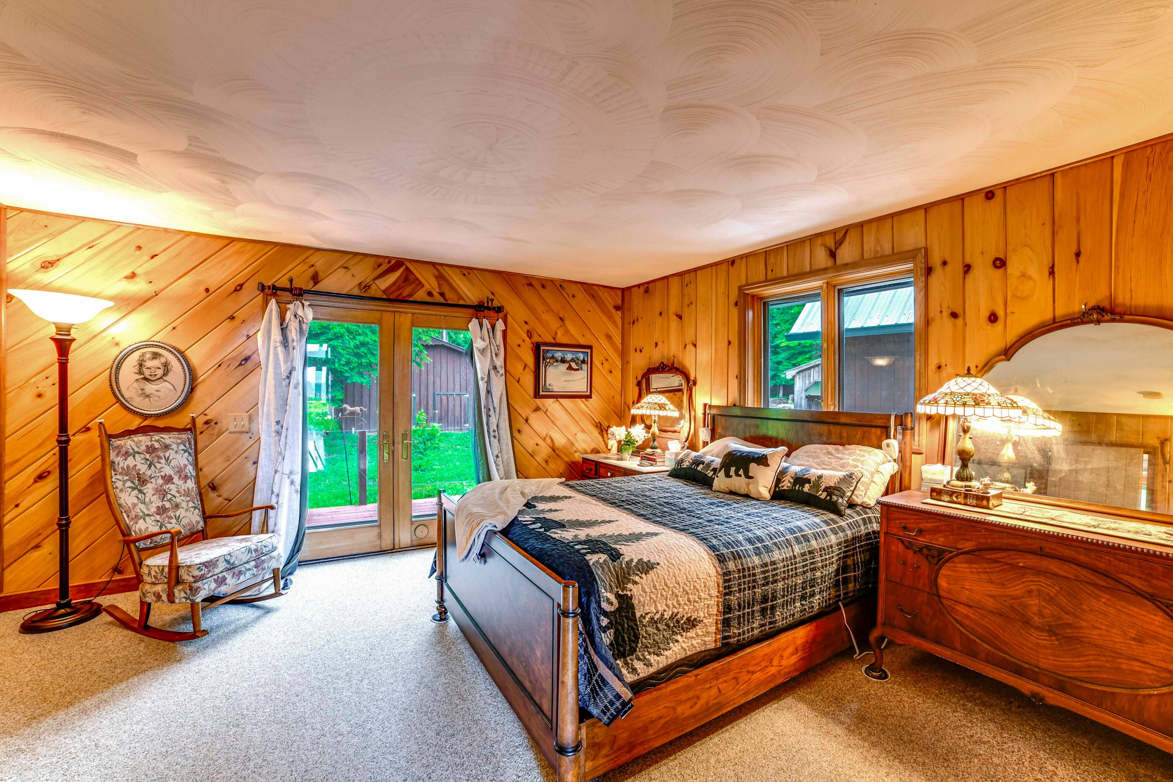 Bedroom 1 | 1st Floor | Queen Bed | Linens Provided