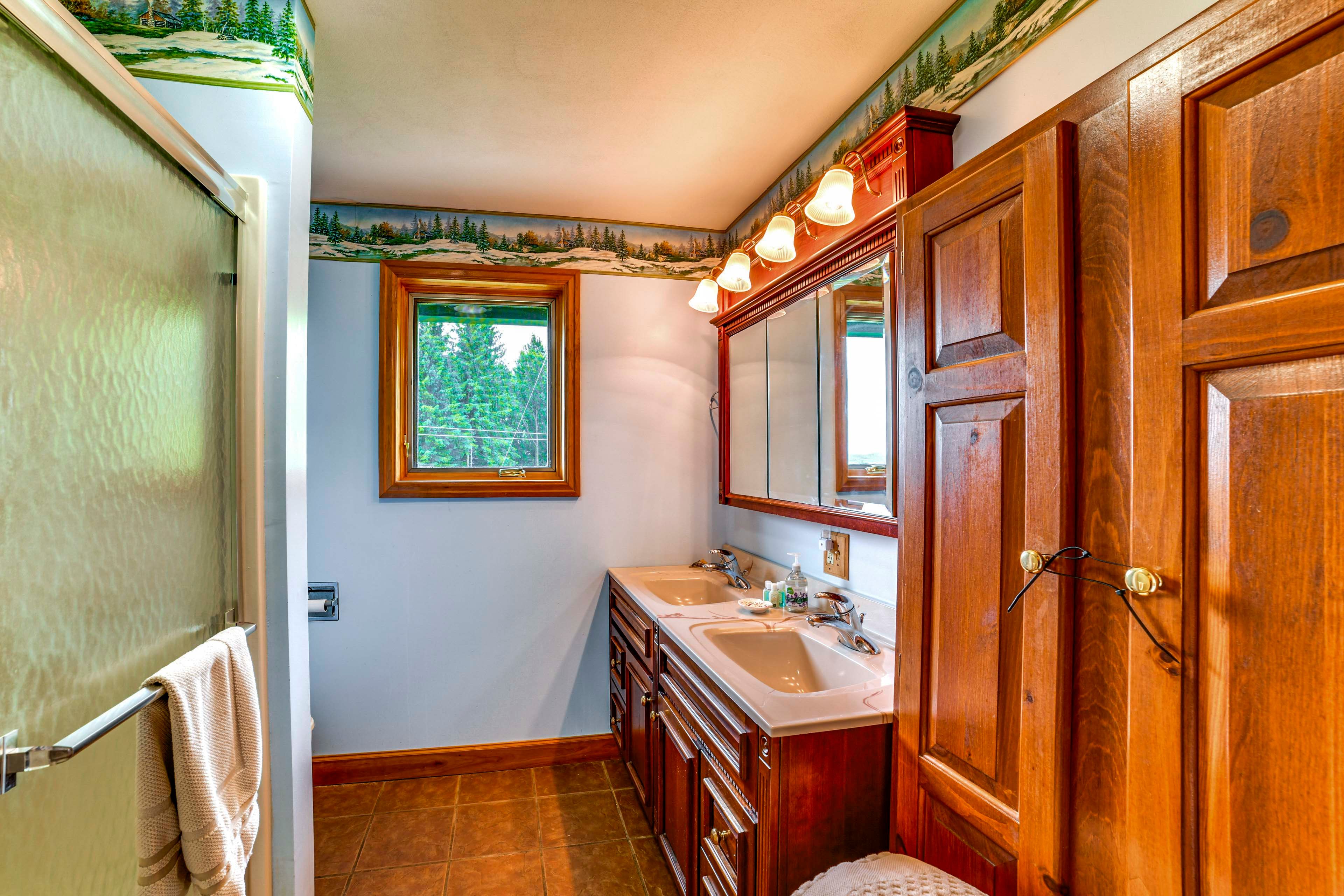 Full Bathroom | 1st Floor | Towels Provided