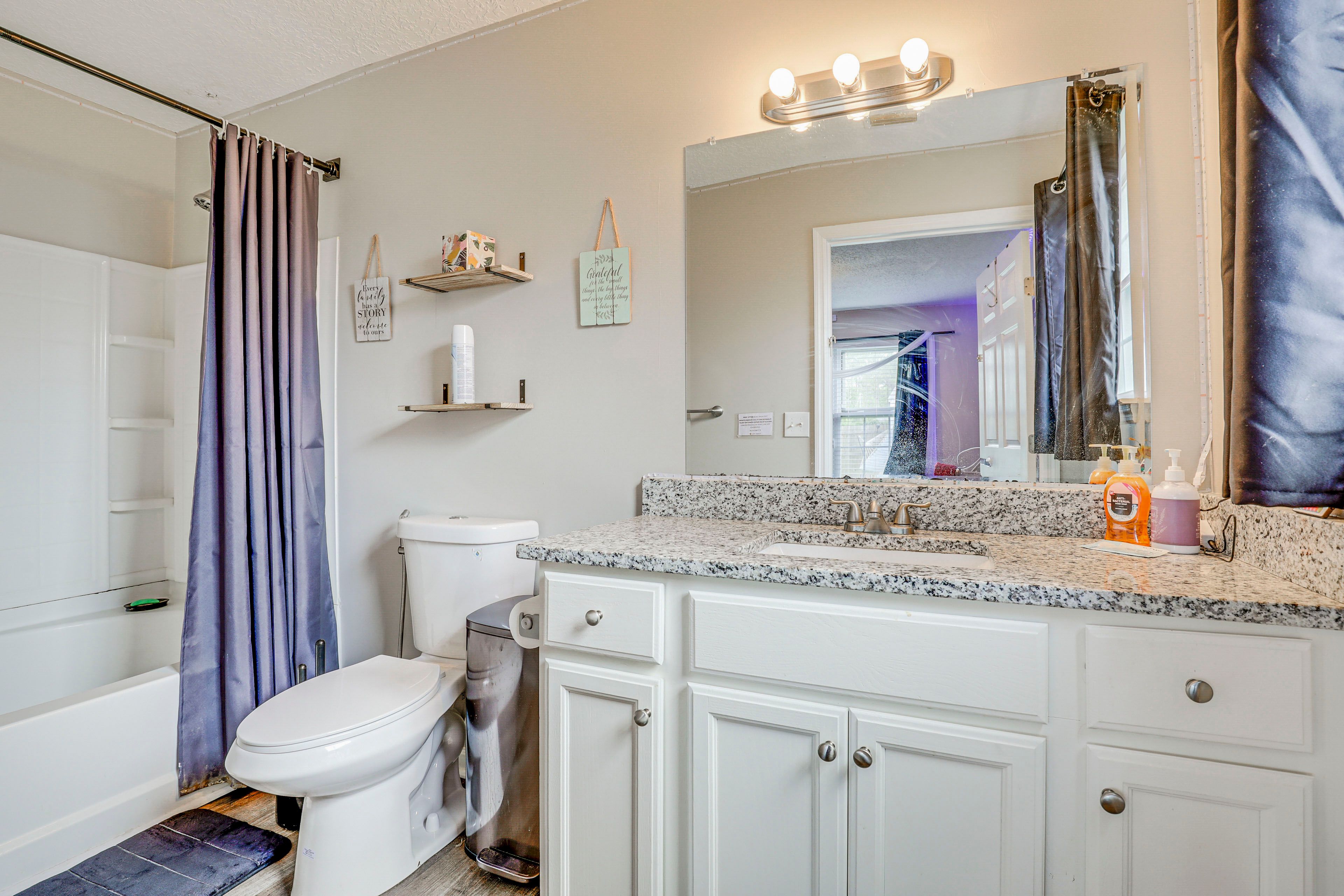 Full Bathroom | Complimentary Toiletries | Towels Provided