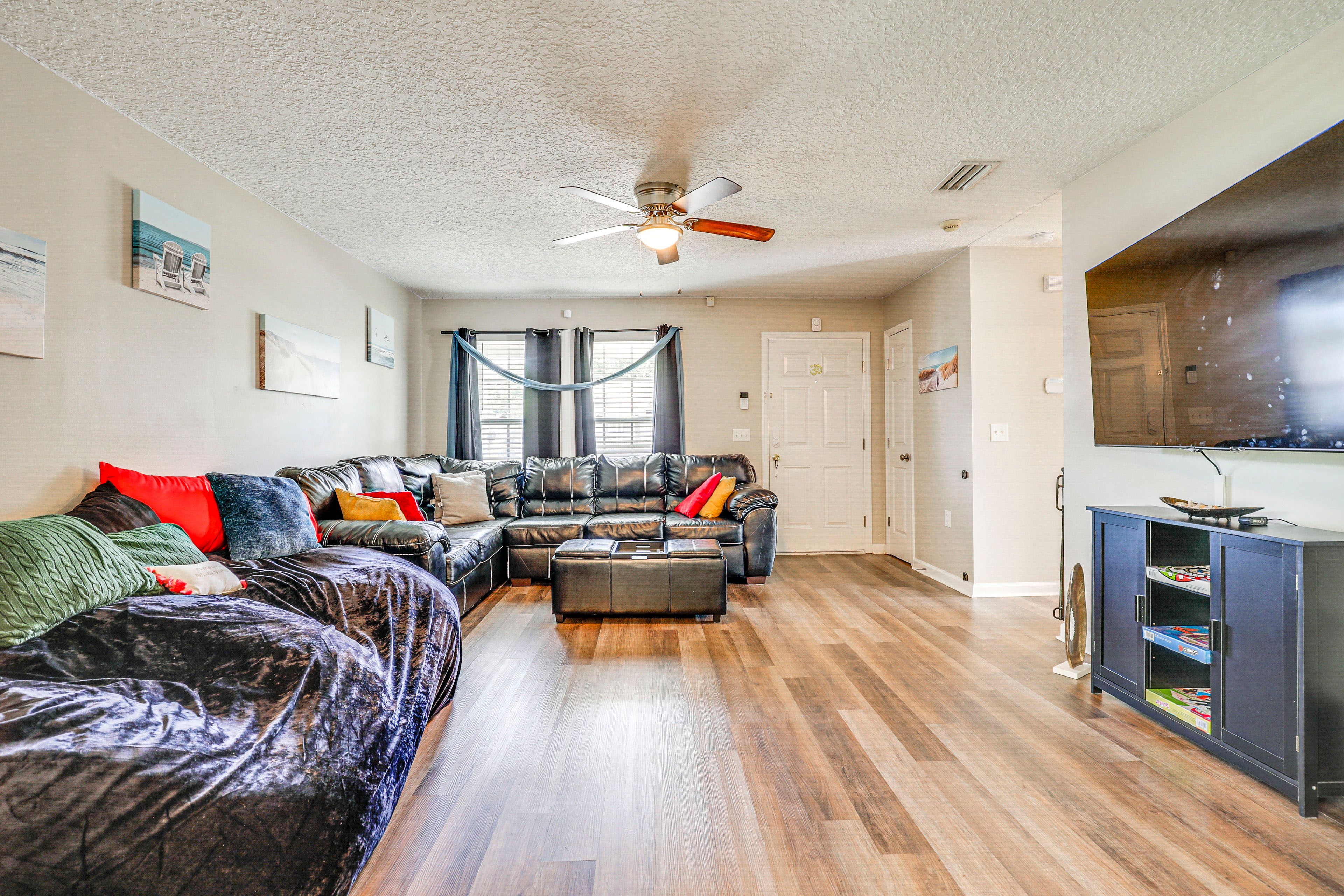 Living Room | Free WiFi | Central Heating & A/C | Smart TV