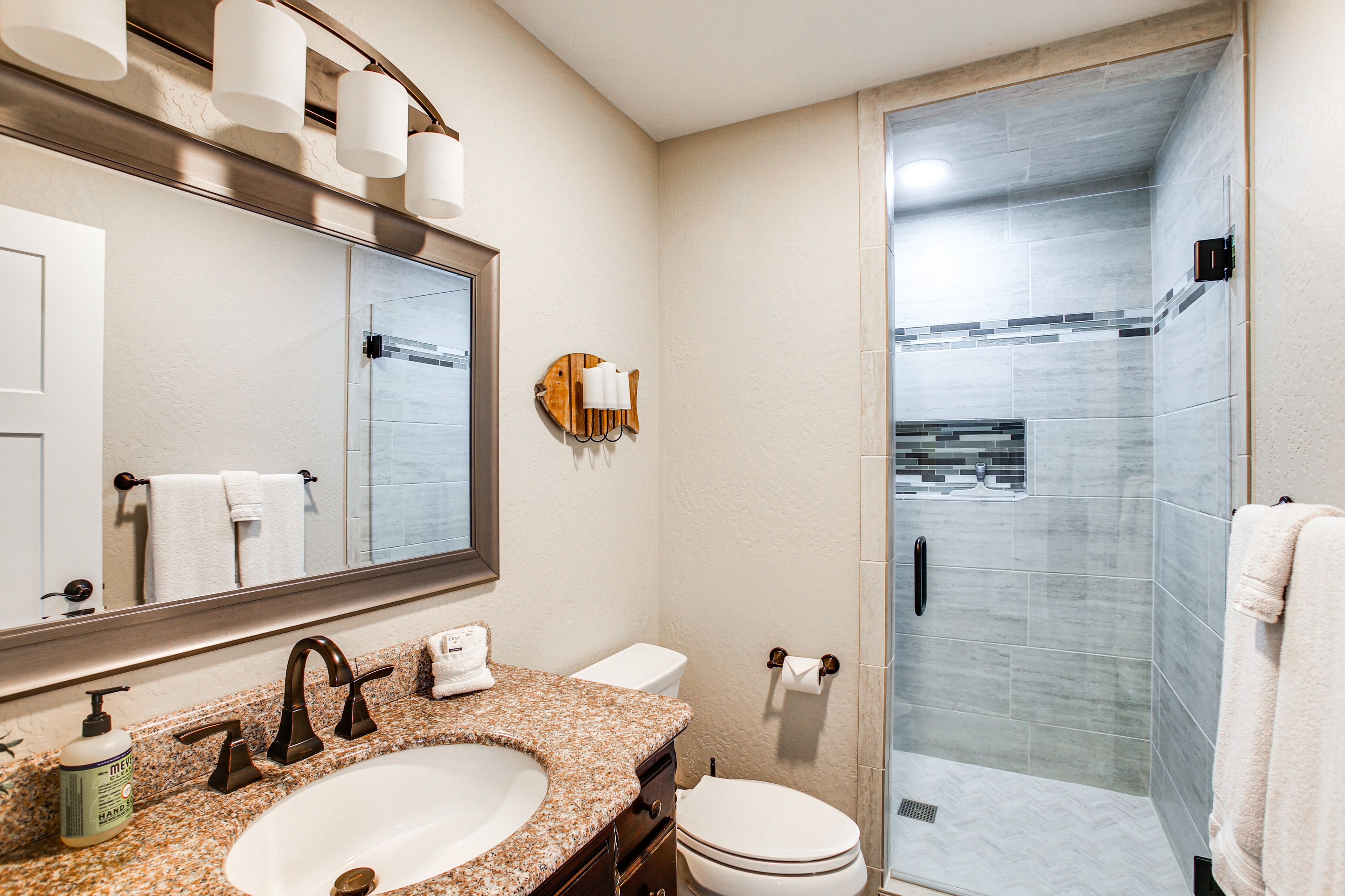 Full Bathroom | Towels Provided | Complimentary Toiletries