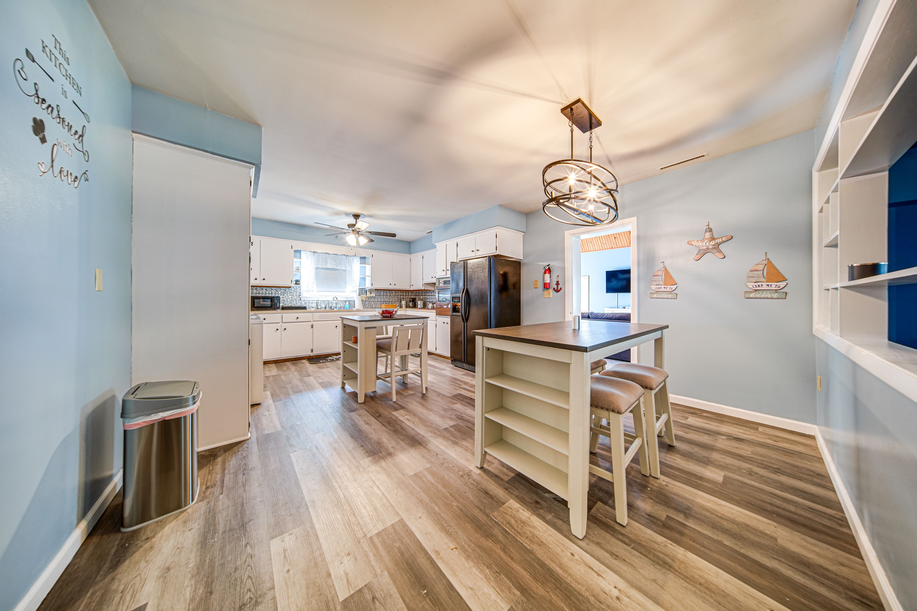 Dining Area | Dishware/Flatware Provided