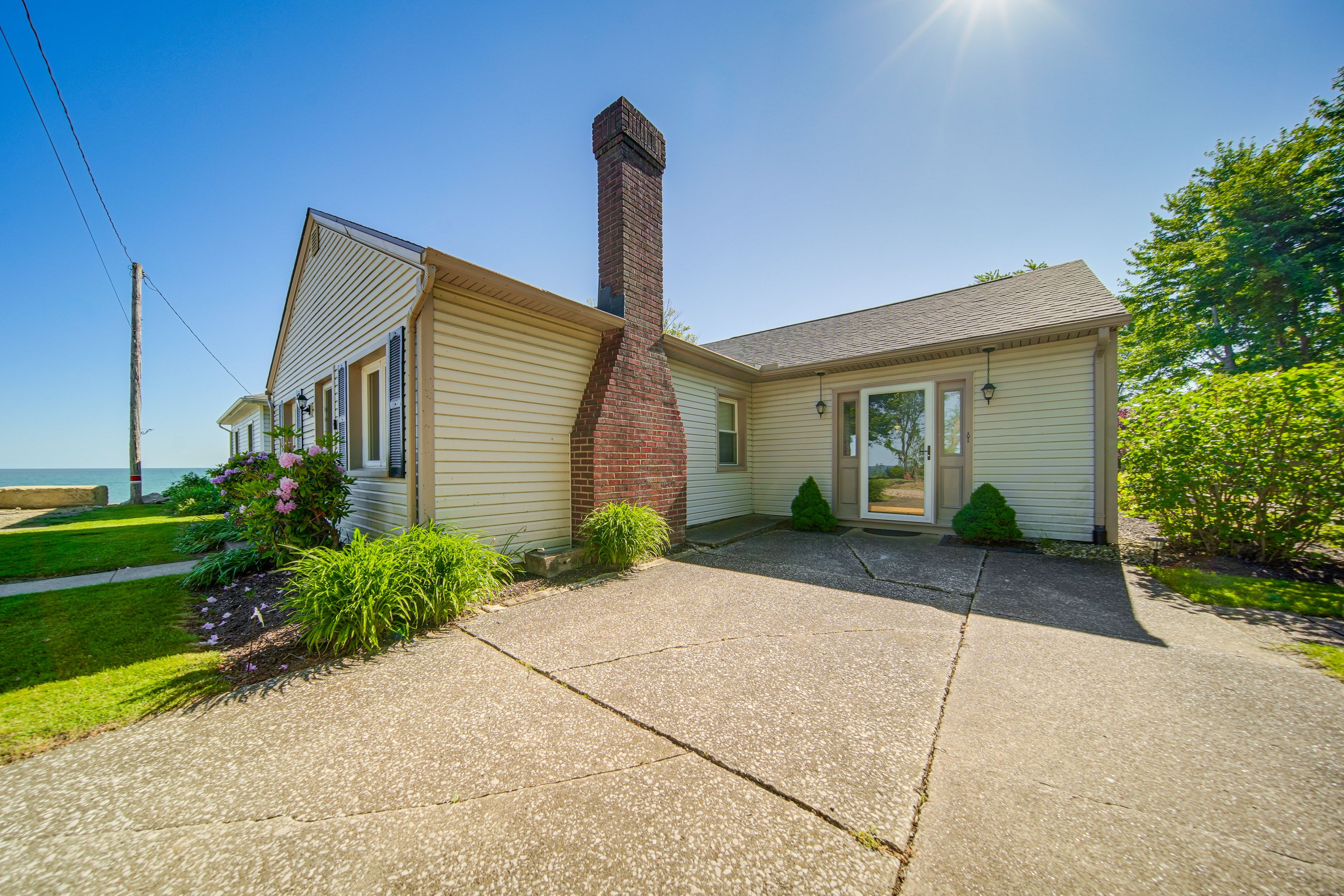 Exterior | Driveway (2 Vehicles)