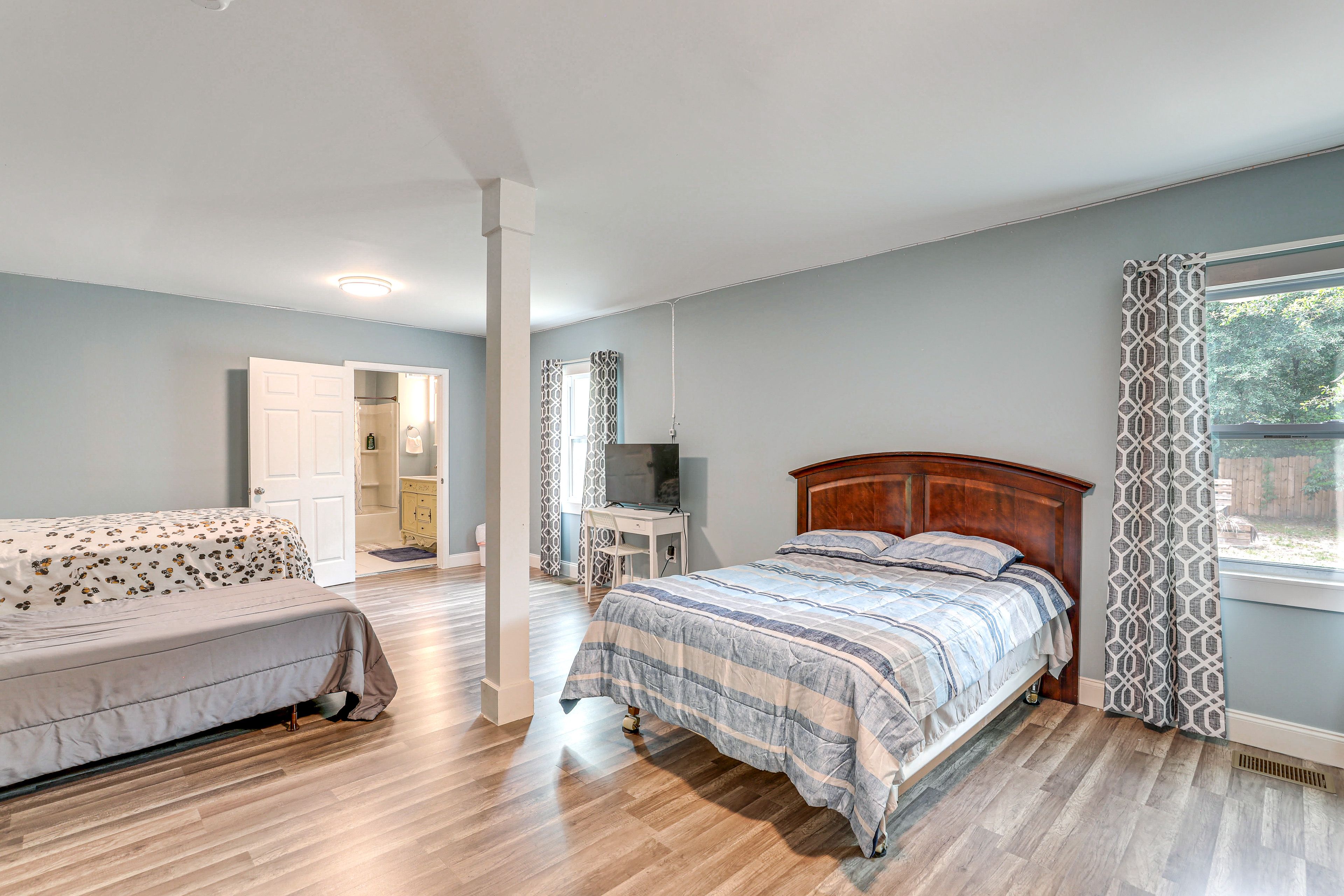 Bedroom 1 | Queen Bed | Full Bed | Twin Bed | En-Suite Bathroom | 1st Floor