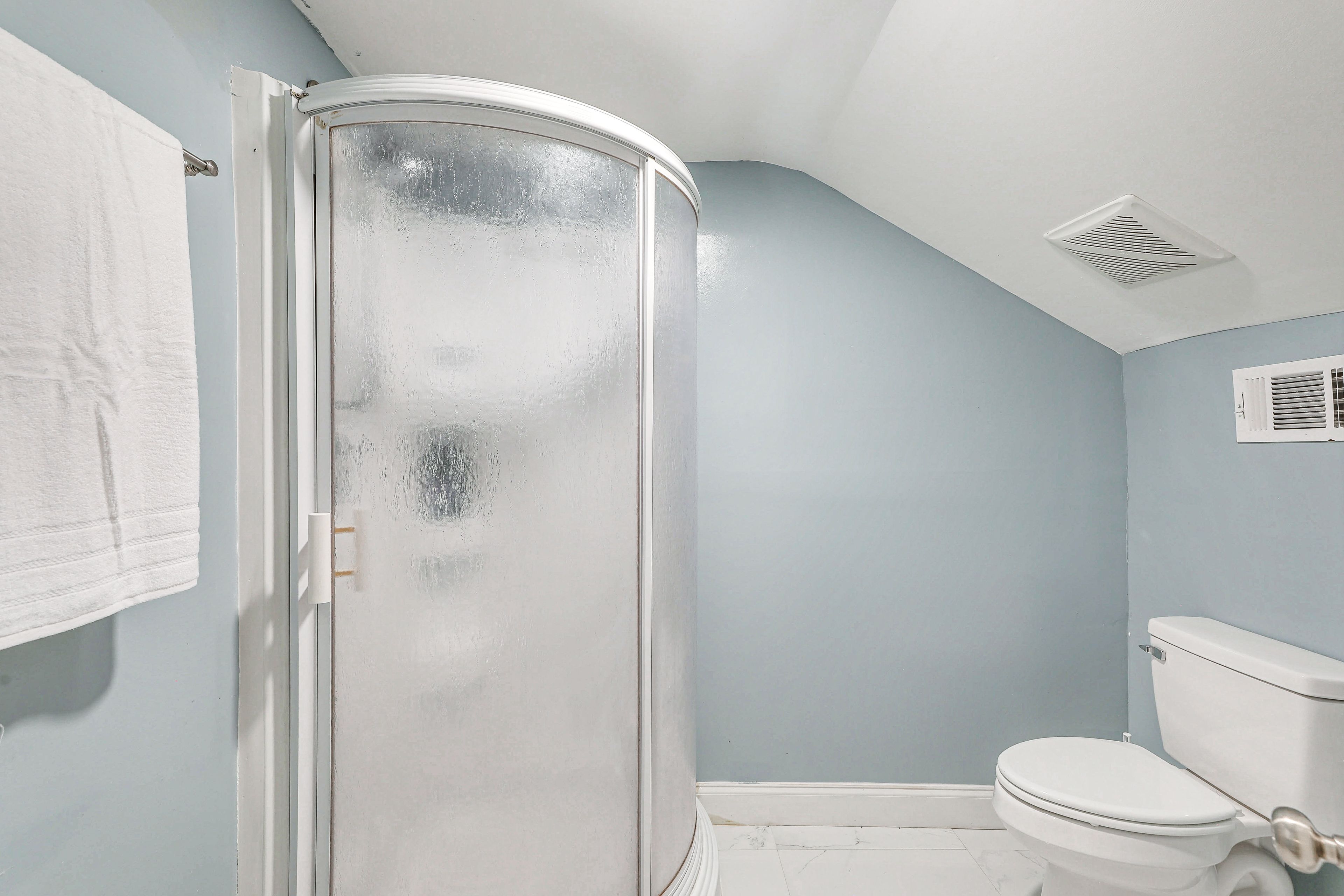 Full Bathroom | 2nd Floor