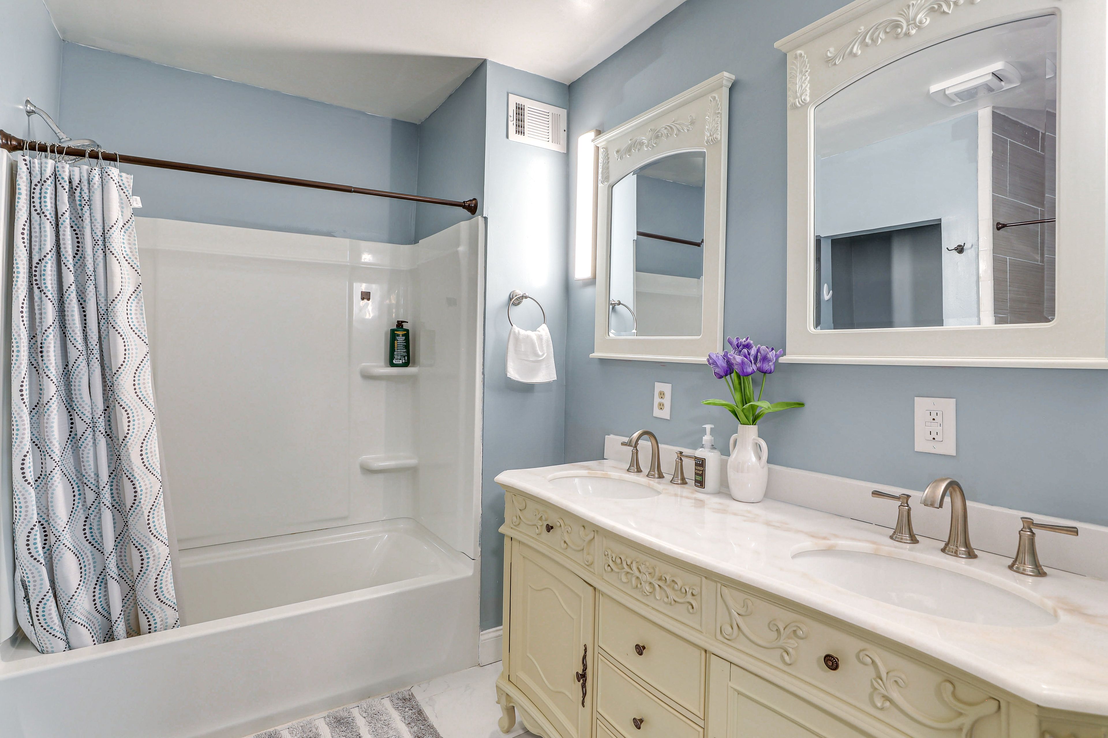 En-Suite Bathroom | Complimentary Toiletries | 1st Floor