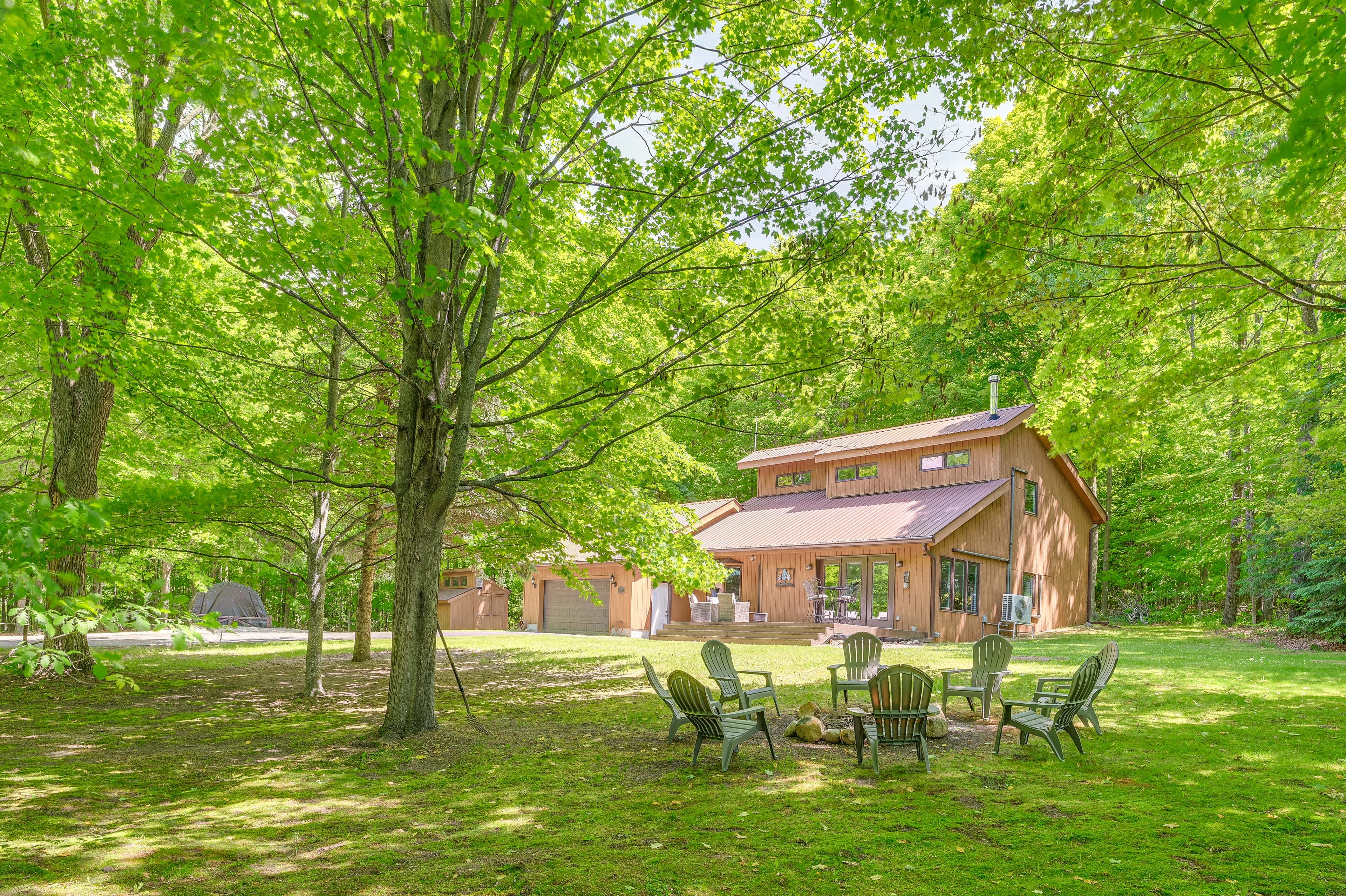 Private Yard | Fire Pit w/ Seating