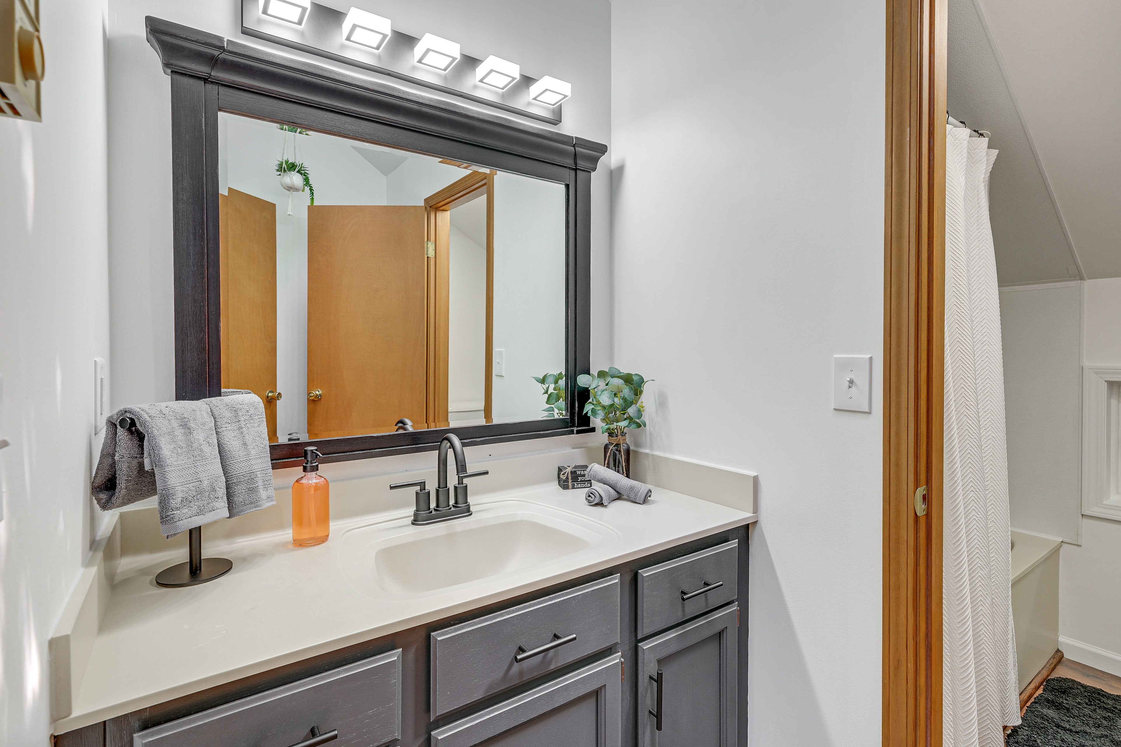 Full Bathroom | 2nd Floor | Shower/Tub Combo