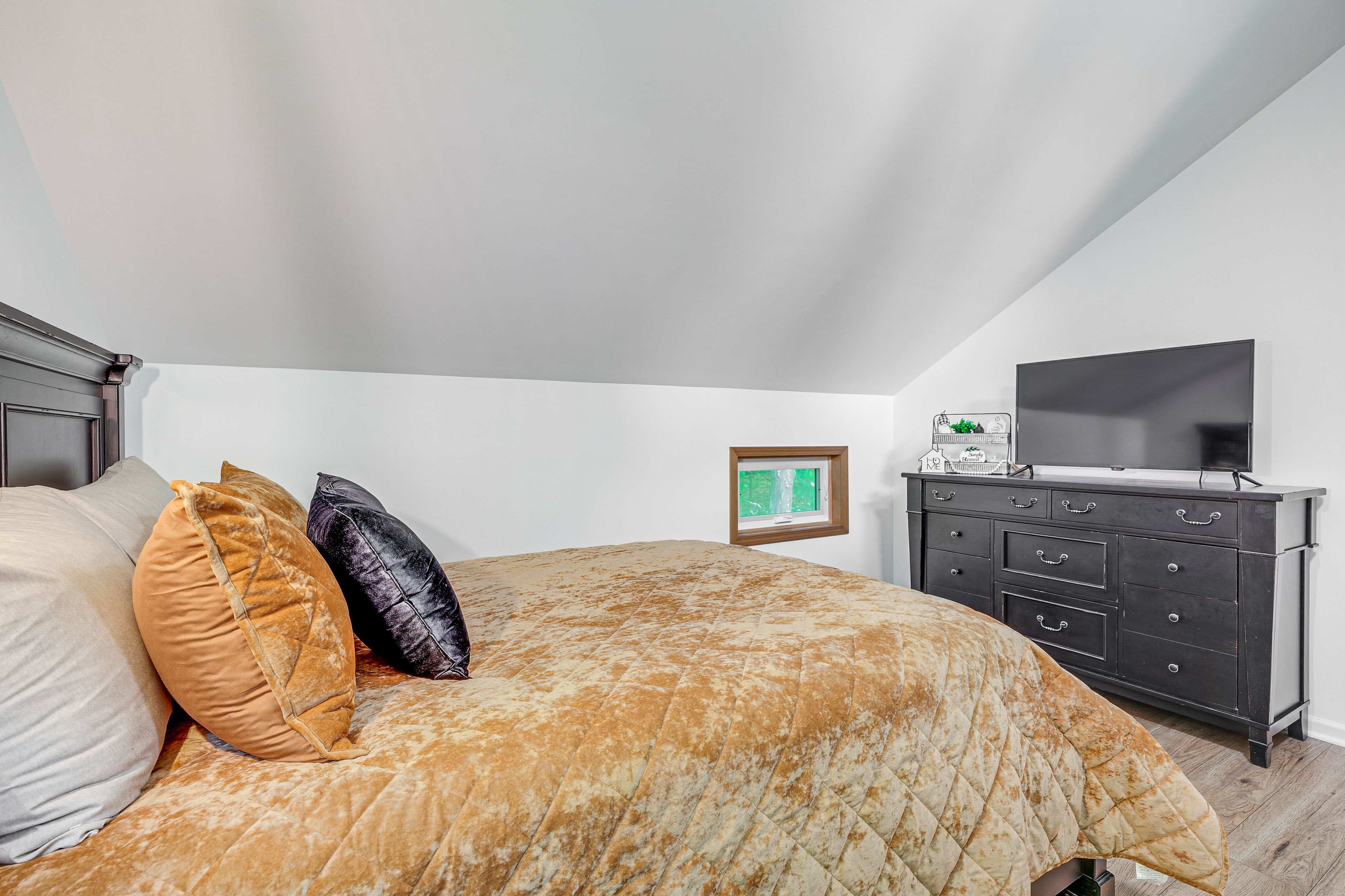 Bedroom 1 | Queen Bed | 2nd Floor | Stairs Required