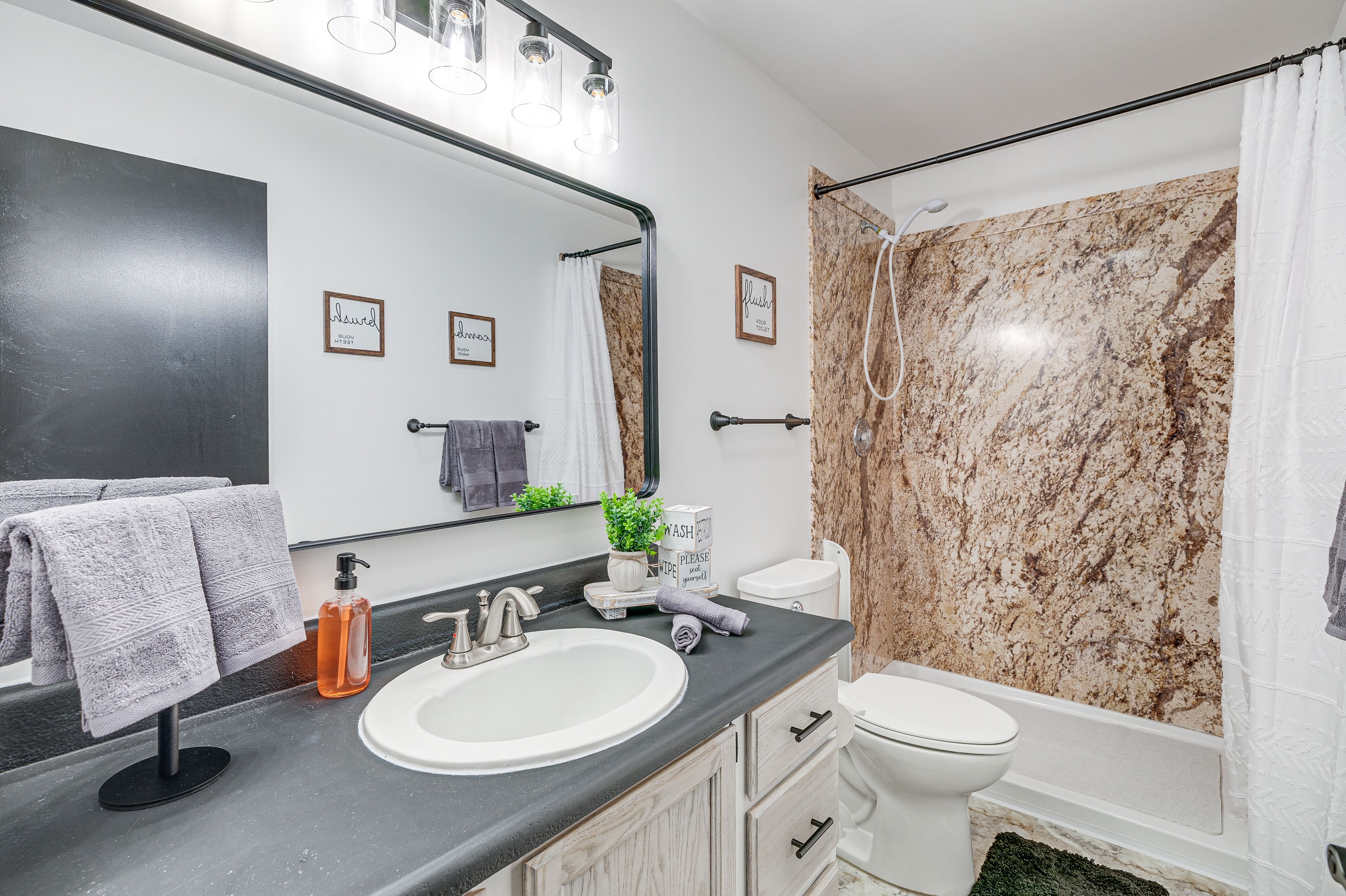 Full Bathroom | 1st Floor | Towels Provided