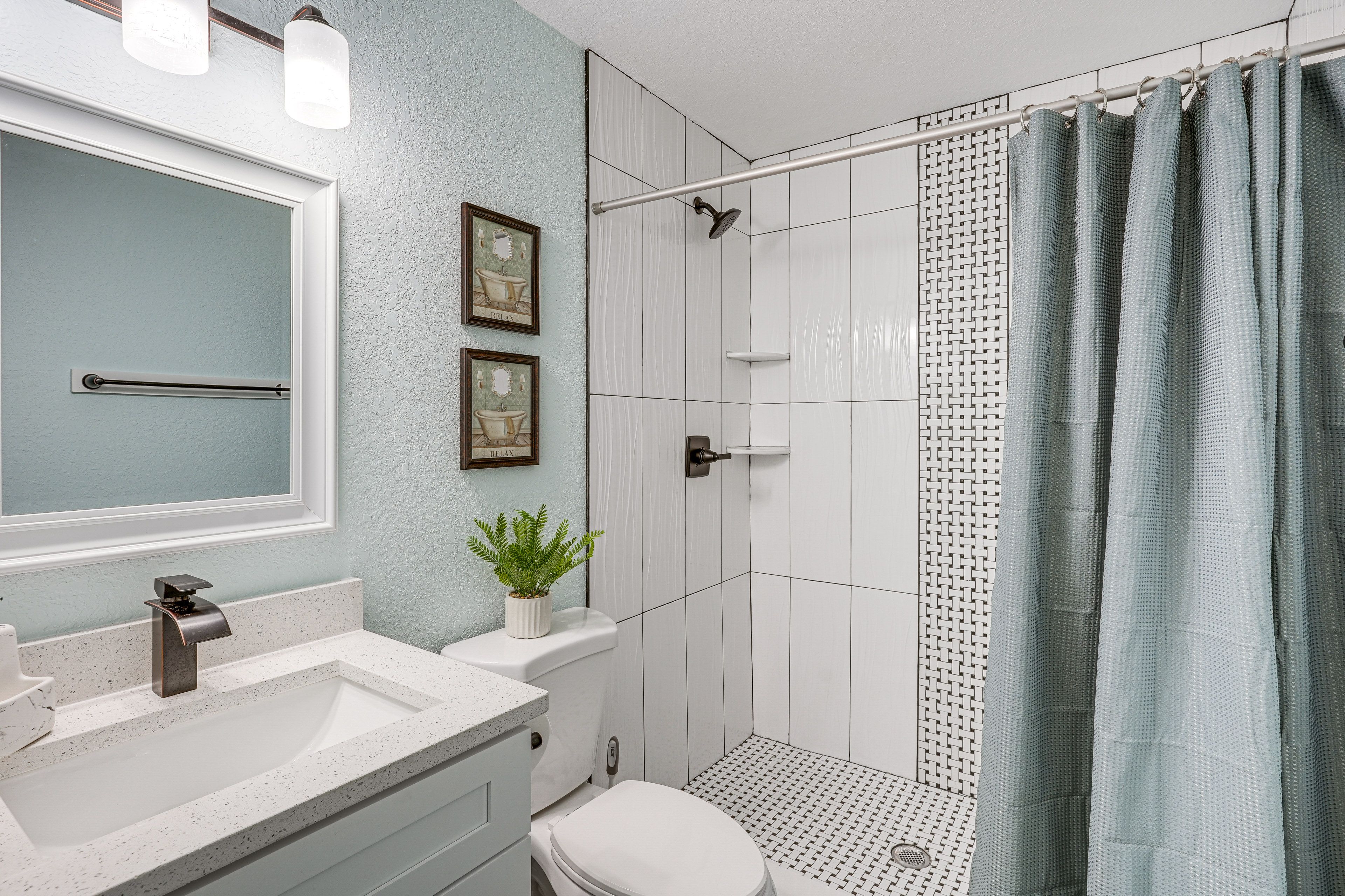 Full Bathroom | Towels Provided | Complimentary Toiletries