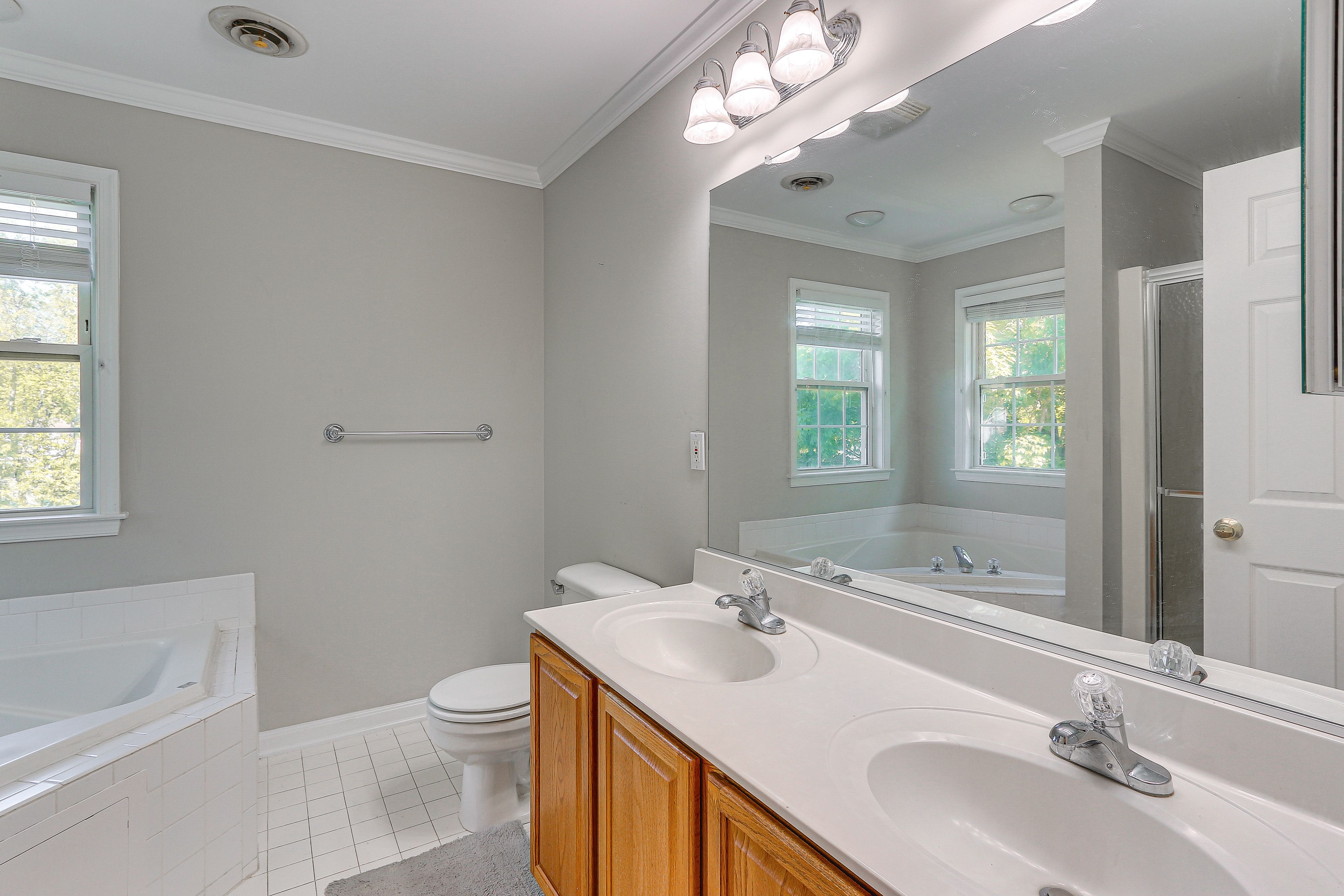 En-Suite Bathroom | Towels Provided | Complimentary Toiletries | 2nd Floor