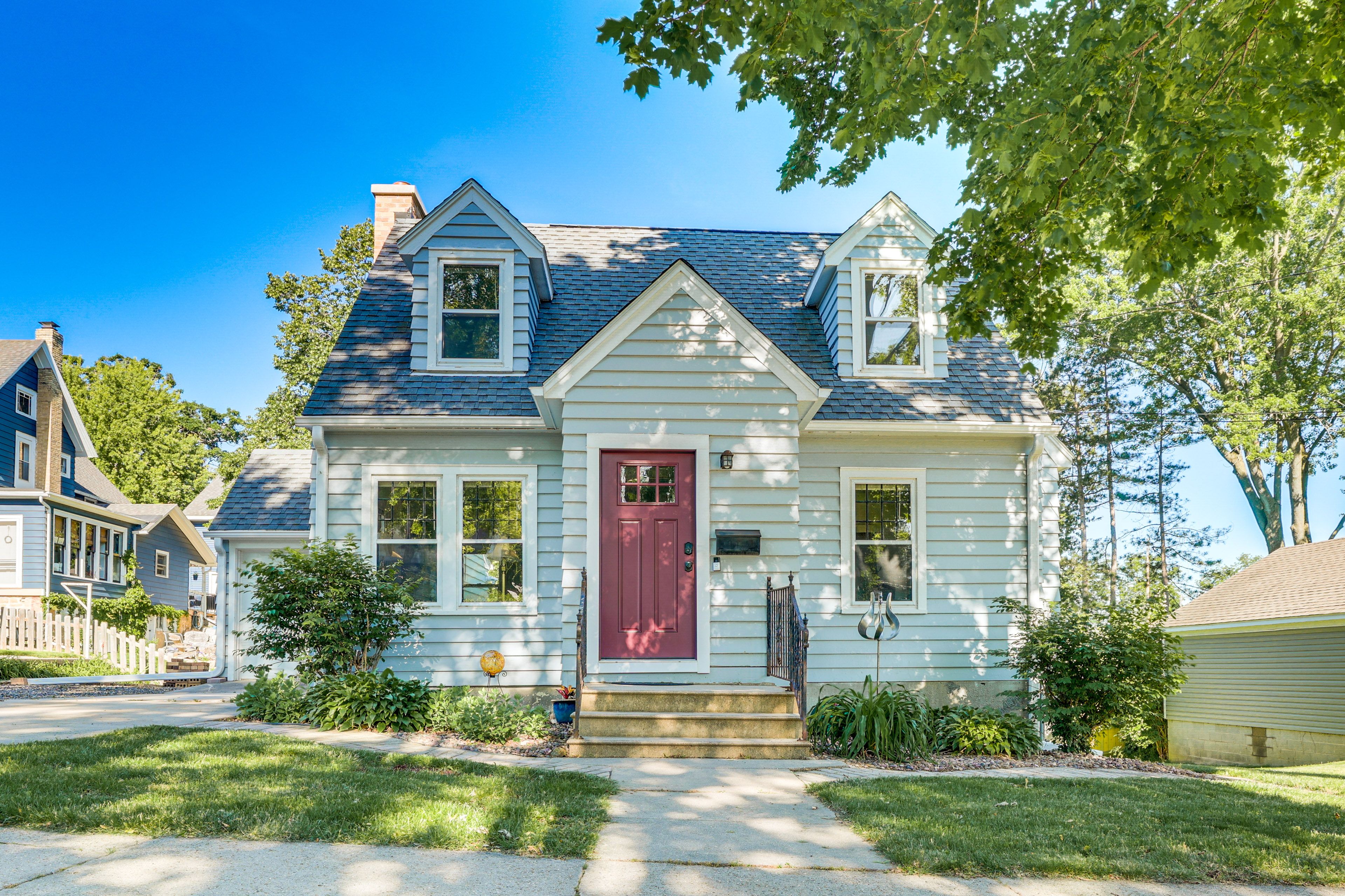 Lake Mills Vacation Rental | 2BR | 1BA | 2,600 Sq Ft | Stairs Required