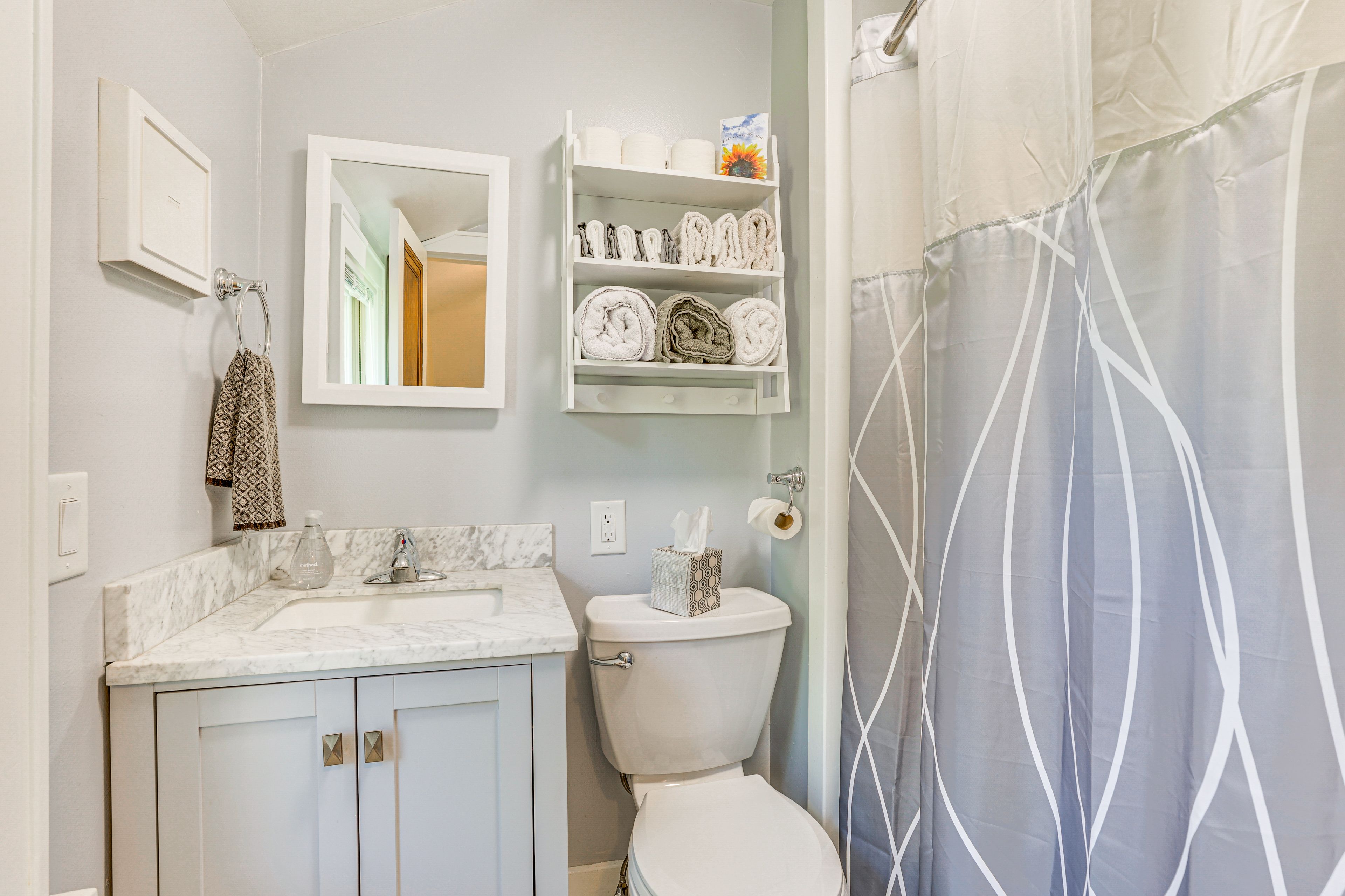 Full Bathroom | Complimentary Toiletries | Towels Provided | 2nd Floor