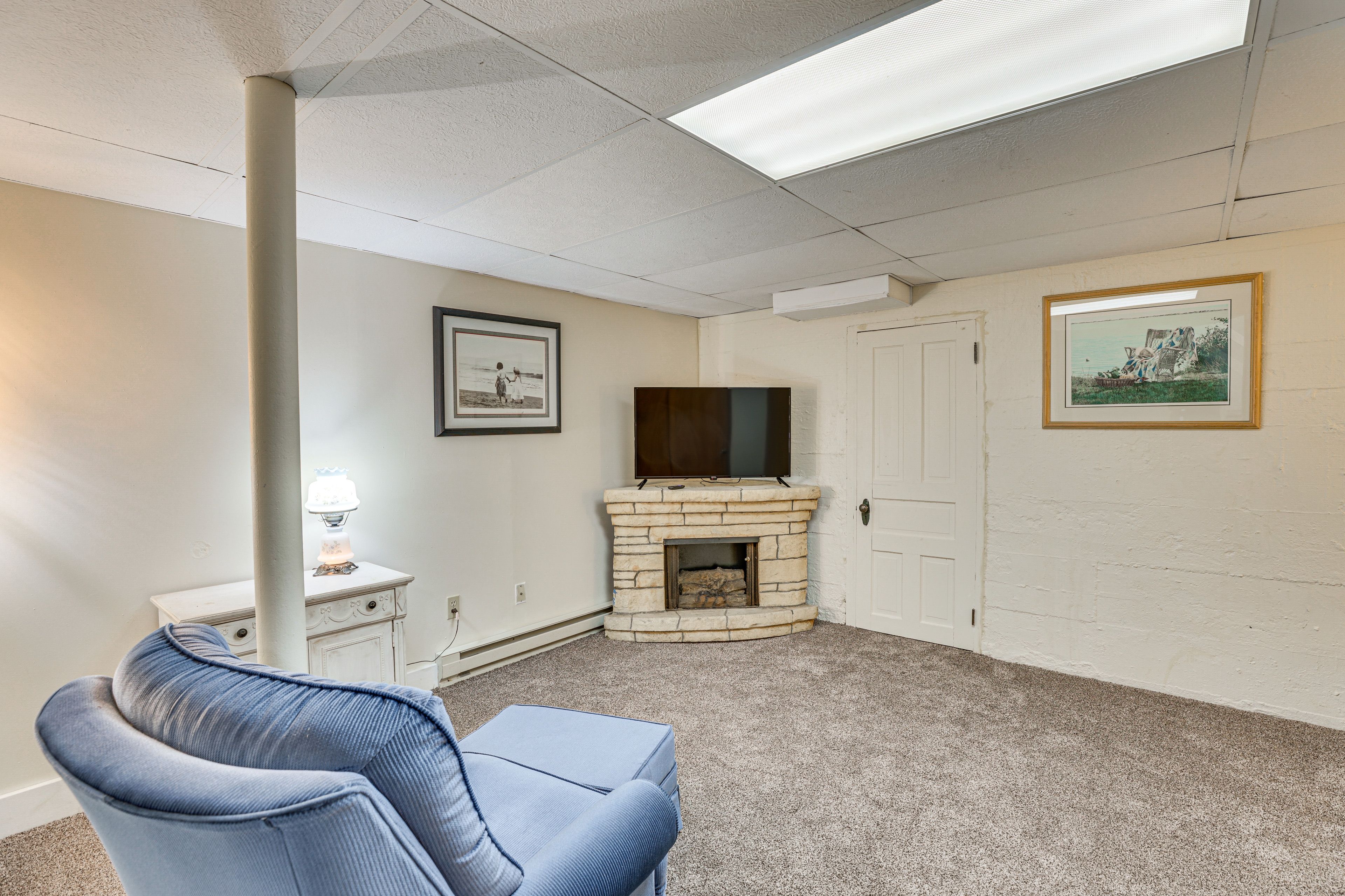 Family Room | Full Sleeper Sofa | Electric Fireplace | Ground Floor