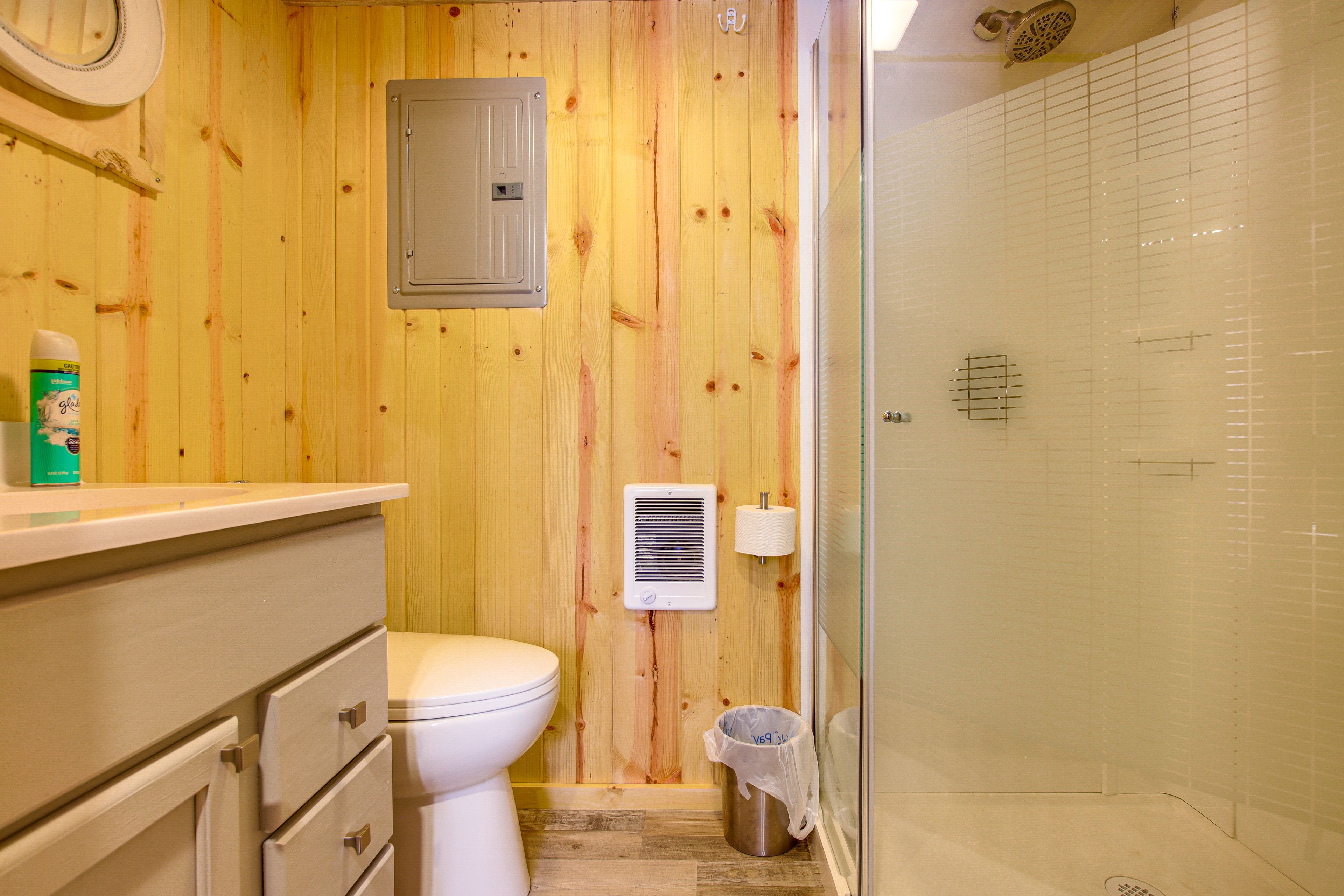 Full Bathroom | Towels Provided