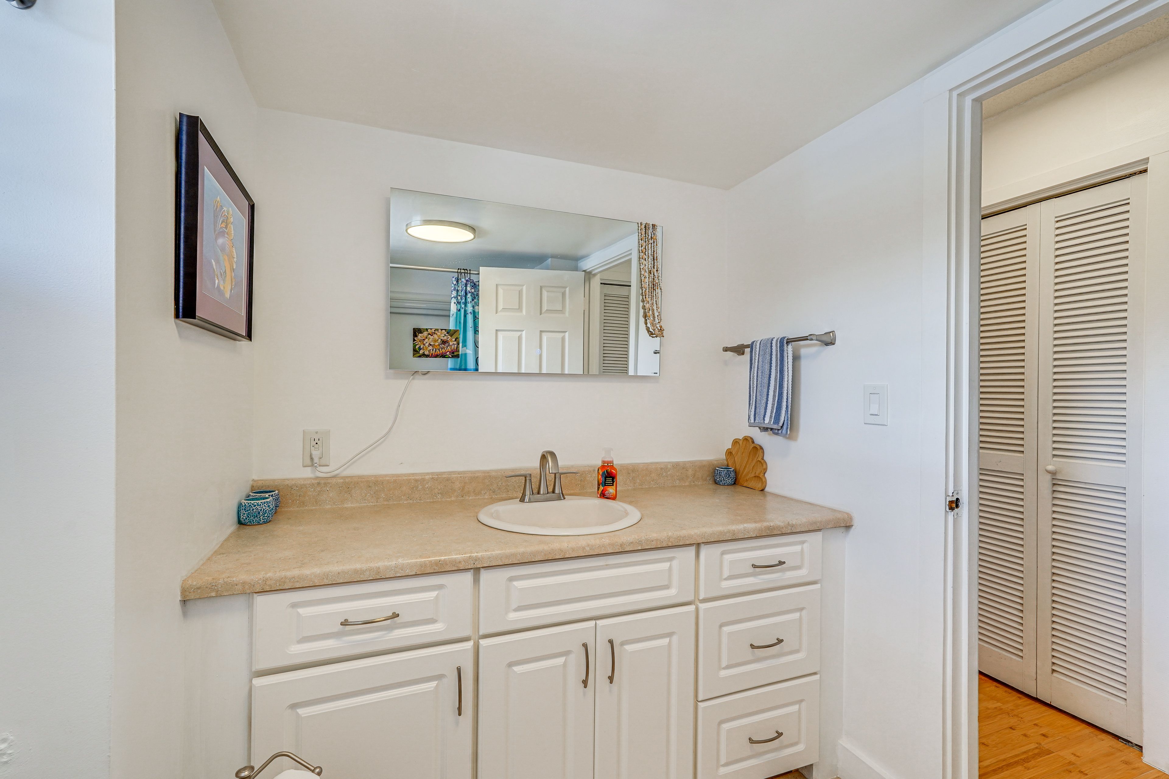 Full Bathroom | Towels Provided | Complimentary Toiletries