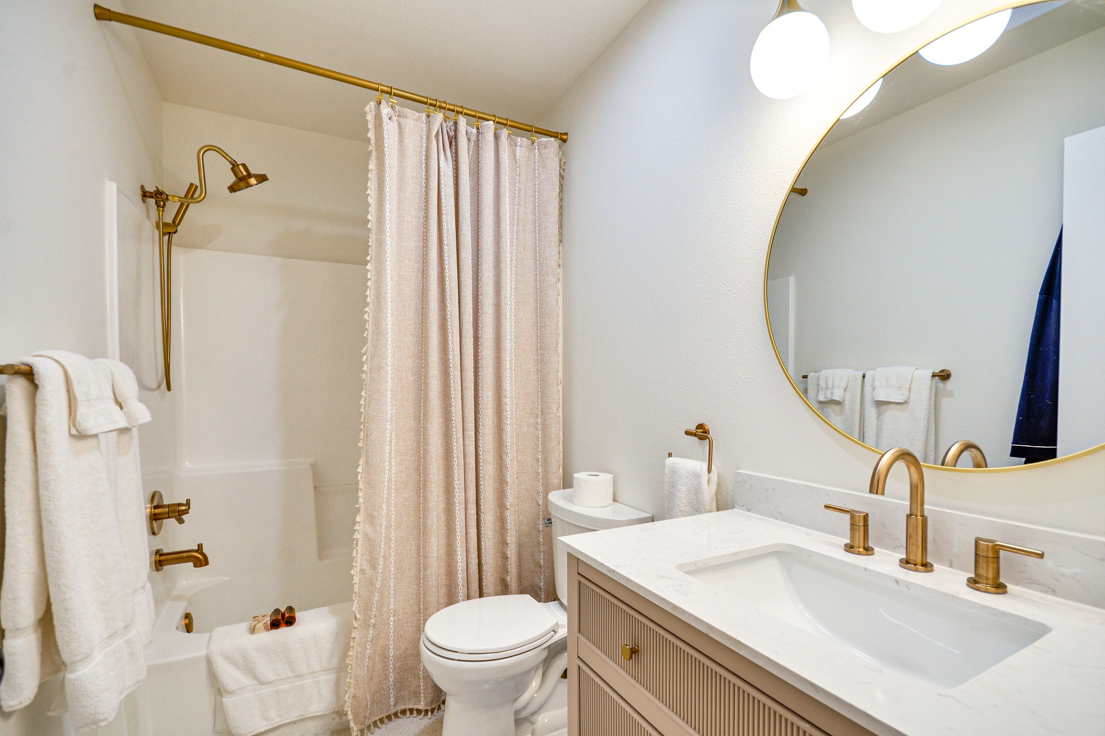 Full Bathroom | Towels Provided